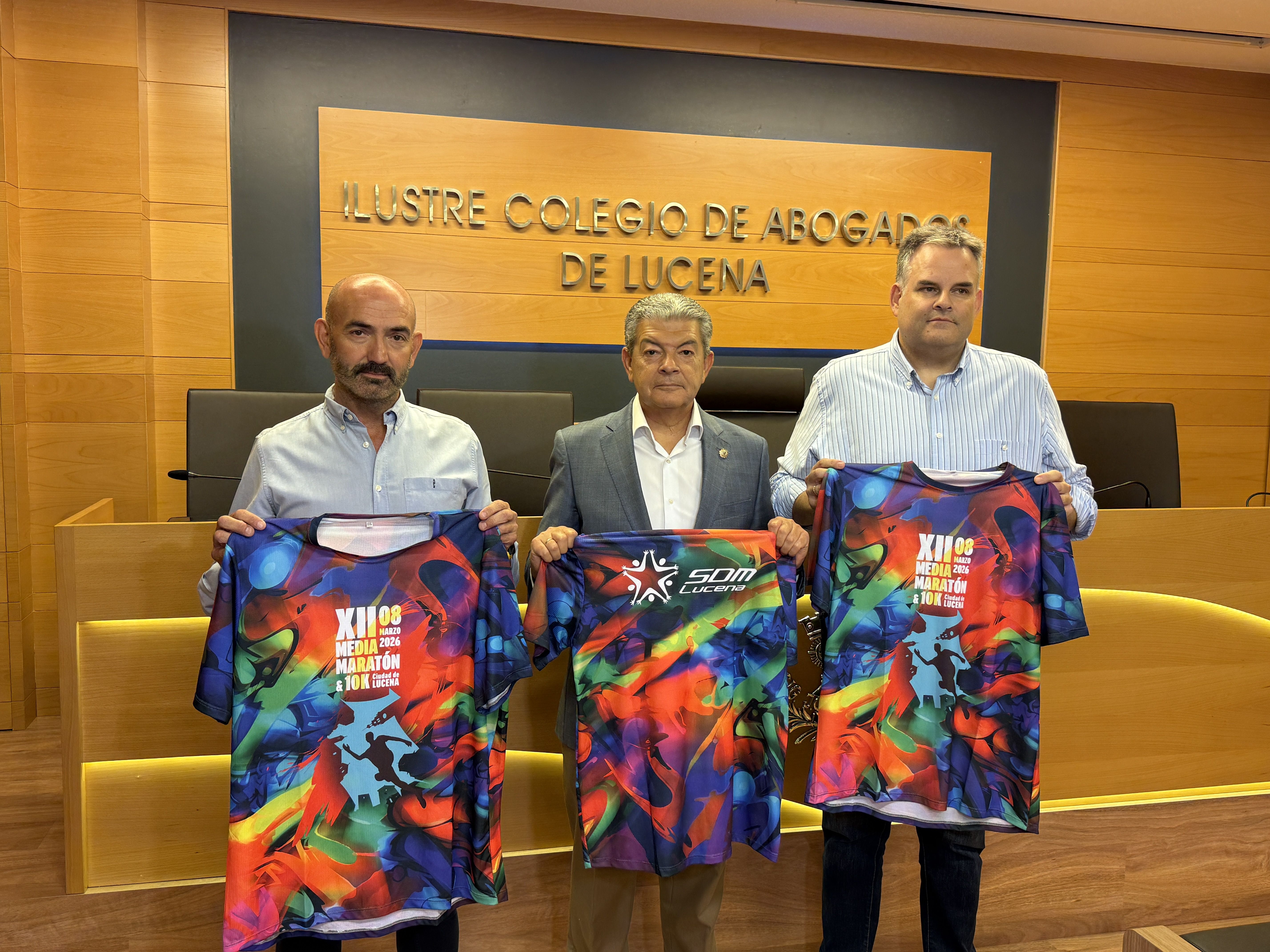 El presidente del Club Maratón Lucena y director técnico de la prueba, Pedro Díaz; el vicedecano del Ilustre Colegio de Abogados de Lucena, José Antonio Vigo y el concejal de Deportes, Ángel Novillo, durante la presentación en la sede del ICA.