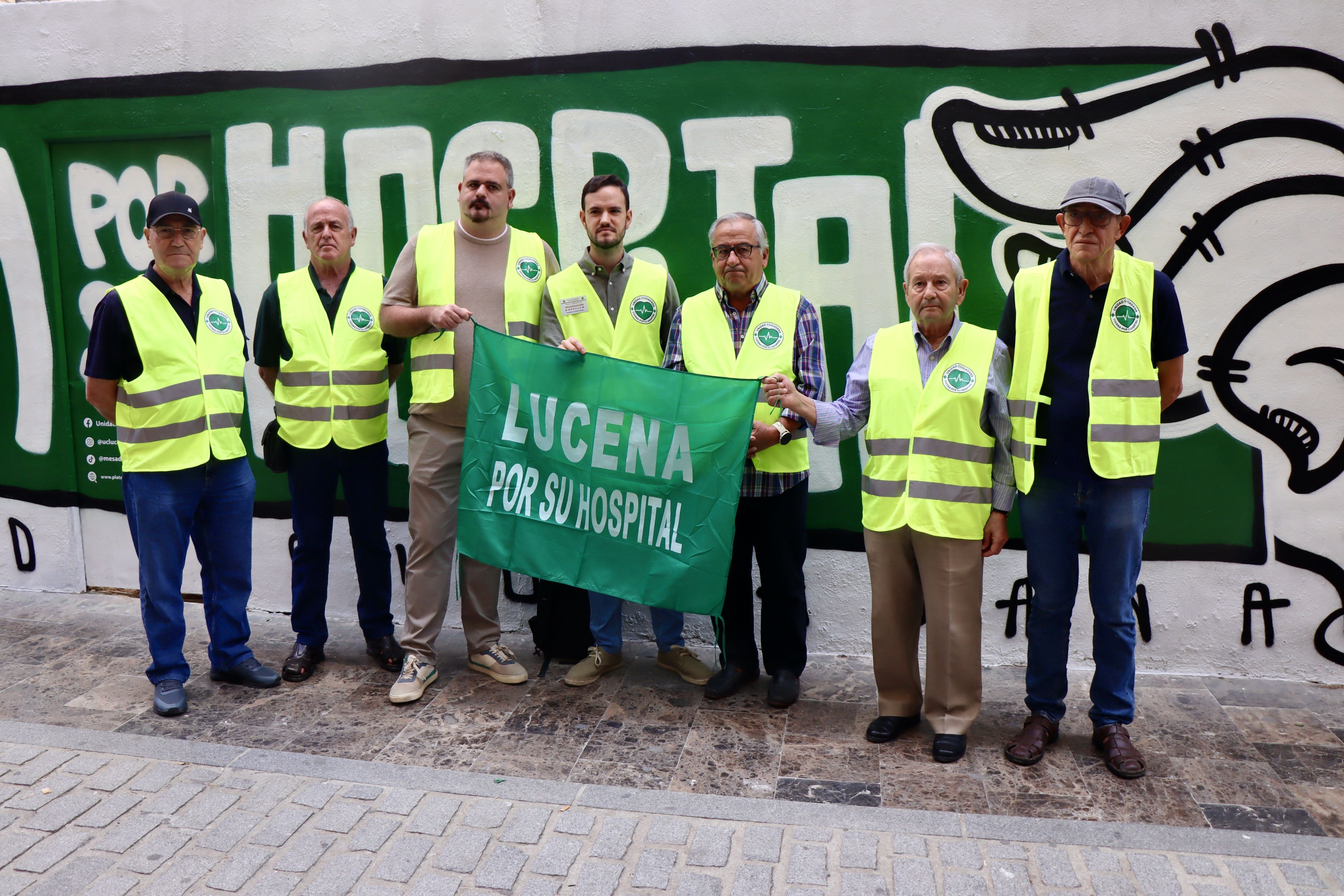 Miembros de la Mesa junto al primero de los murales, creado en la calle Canalejas