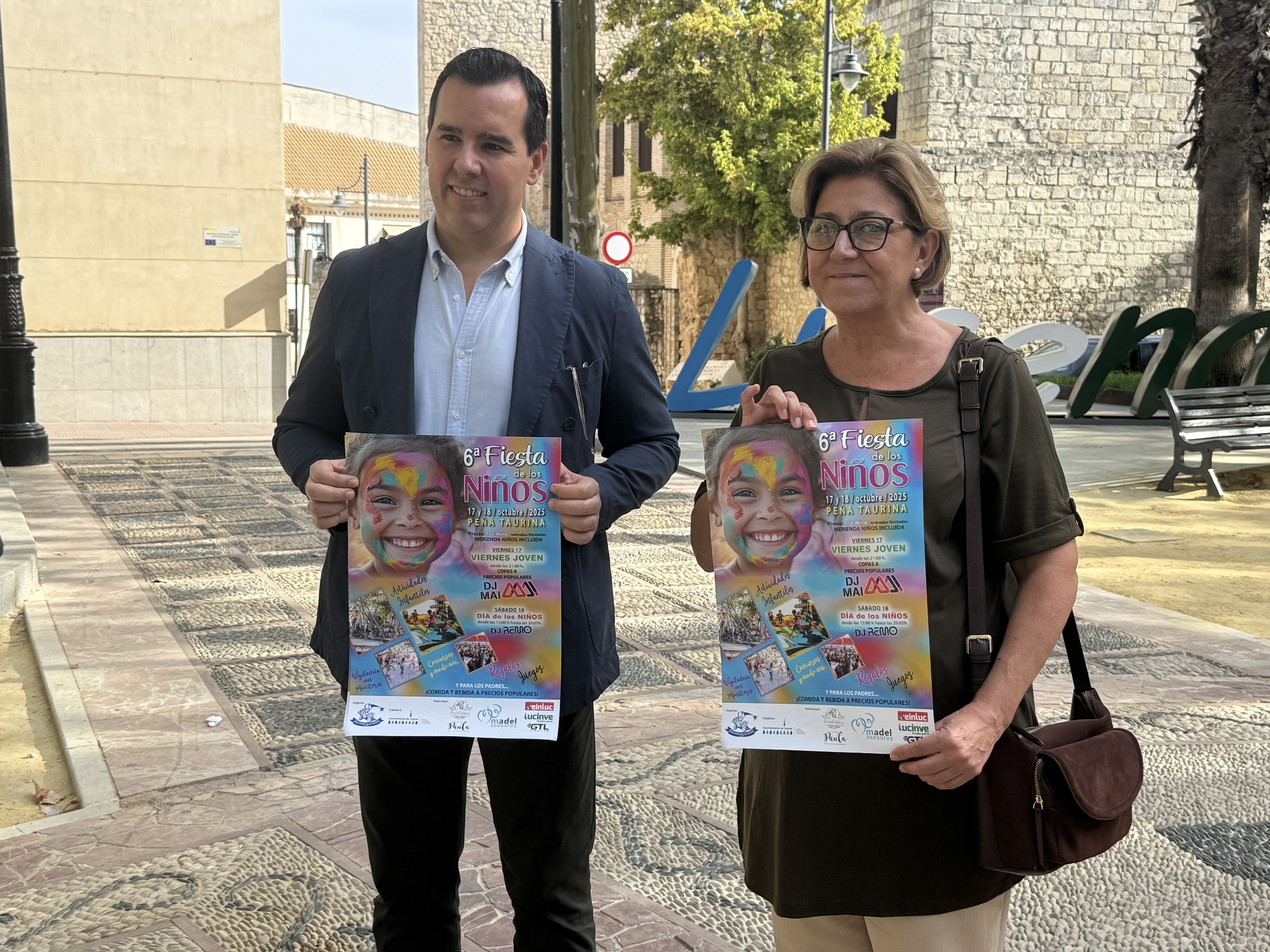 Francisco Pineda, portavoz de la Peña Amigos de los Magos y Charo Valverde, concejal de Urbanismo durante la presentación de la actividad