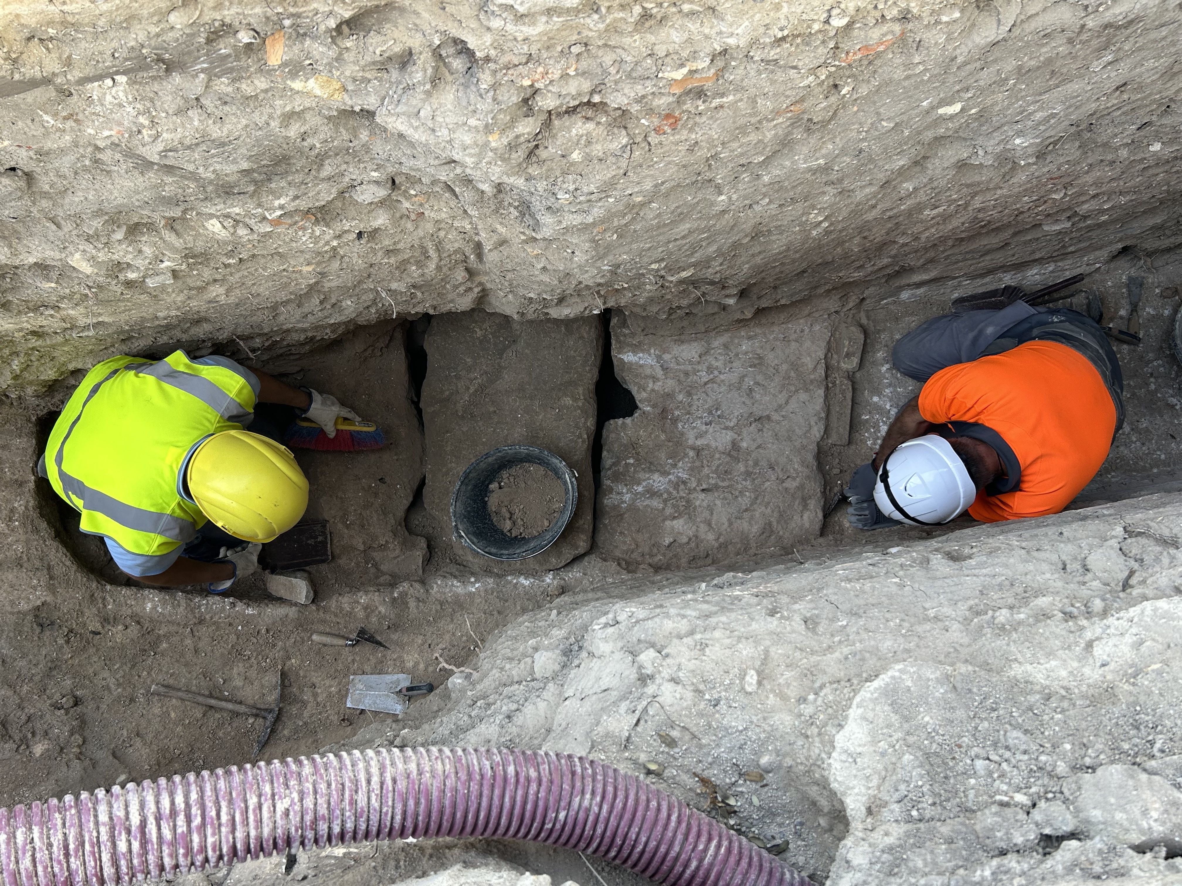 Trabajos de excavación en el interior de la zanja donde aparecieron los restos.