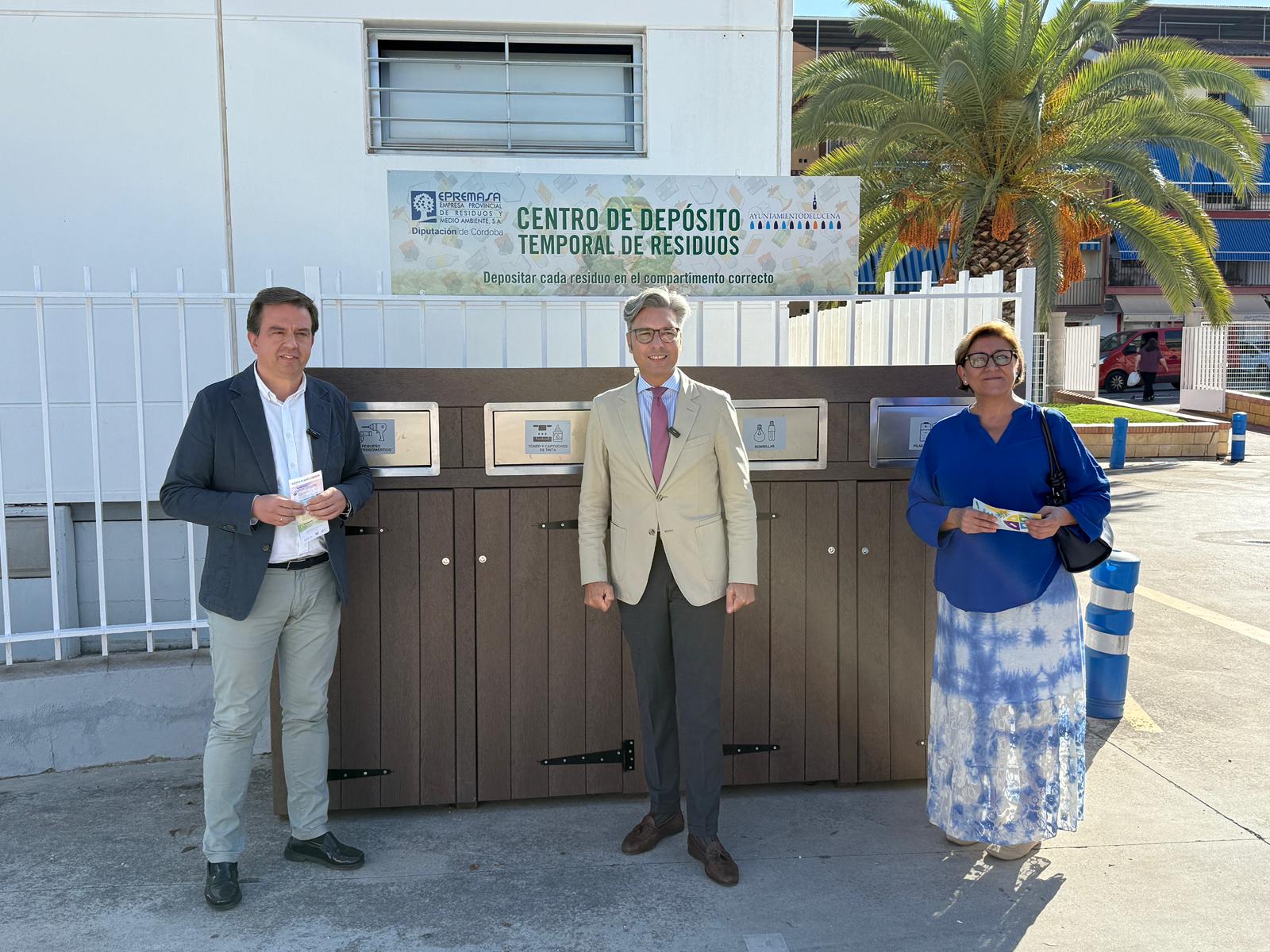El alcalde, Aurelio Fernández; el presidente de Epremasa, Andrés Lorite; y la concejala de Medio Ambiente, Charo Valverde junto al "mini-punto limpio" del pabellón de deportes
