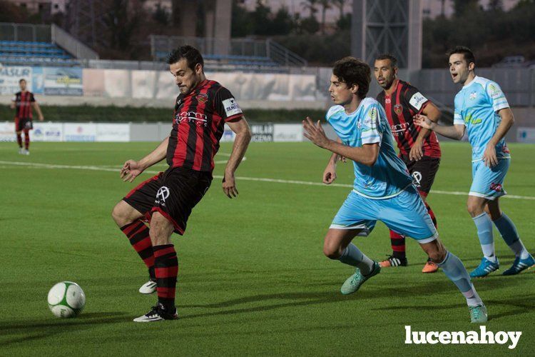  Miguel Sanz incomoda la recepción del balón de un jugador del Salerm Puente Genil. SERGIO RODRÍGUEZ 