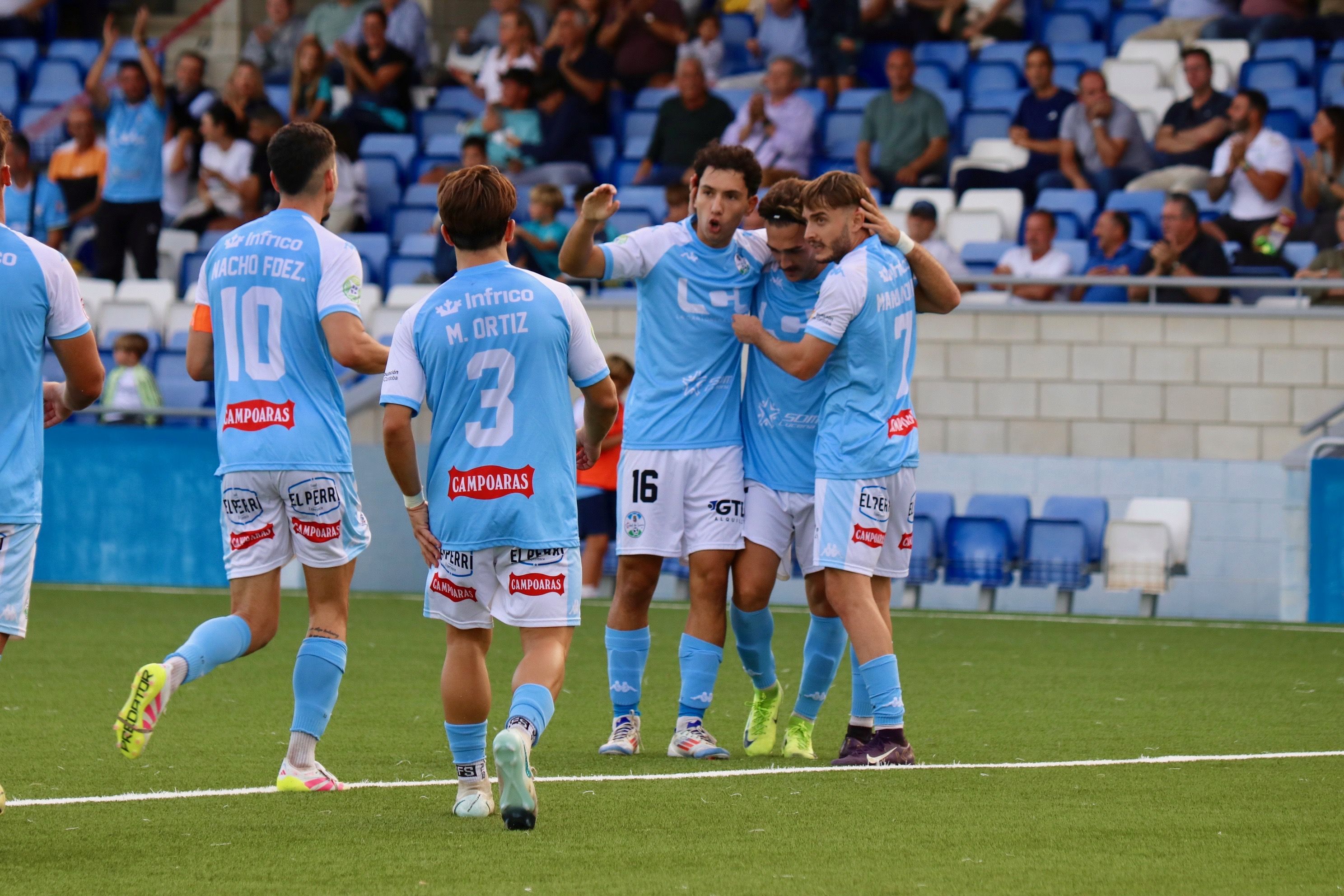 Los jugadores del Ciudad de Lucena celebran el segundo gol del partido