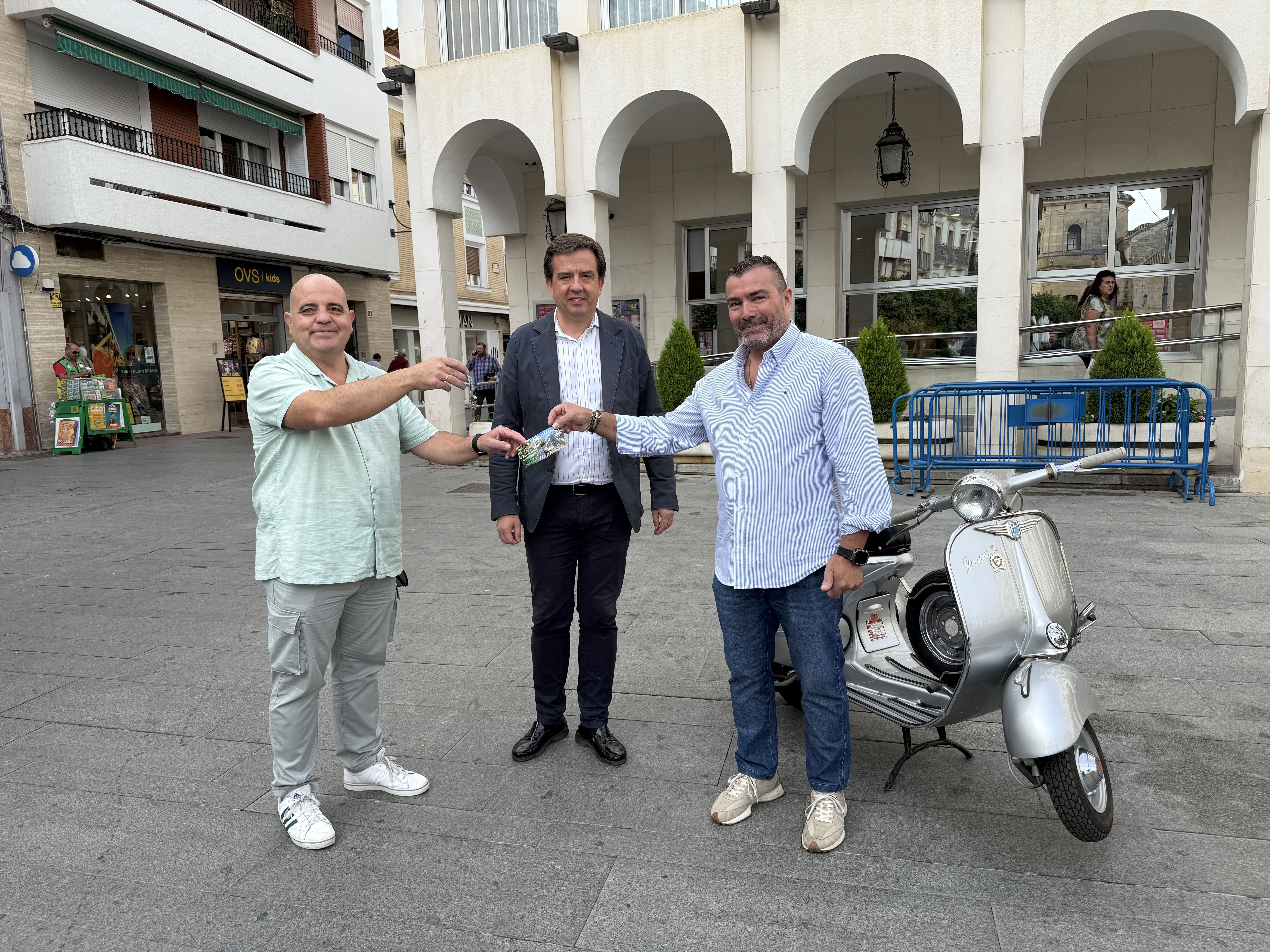 Pepe Tubío y Aurelio Fernández hacen entrega de las llaves a Manolo Rubio, ganador del sorteo.