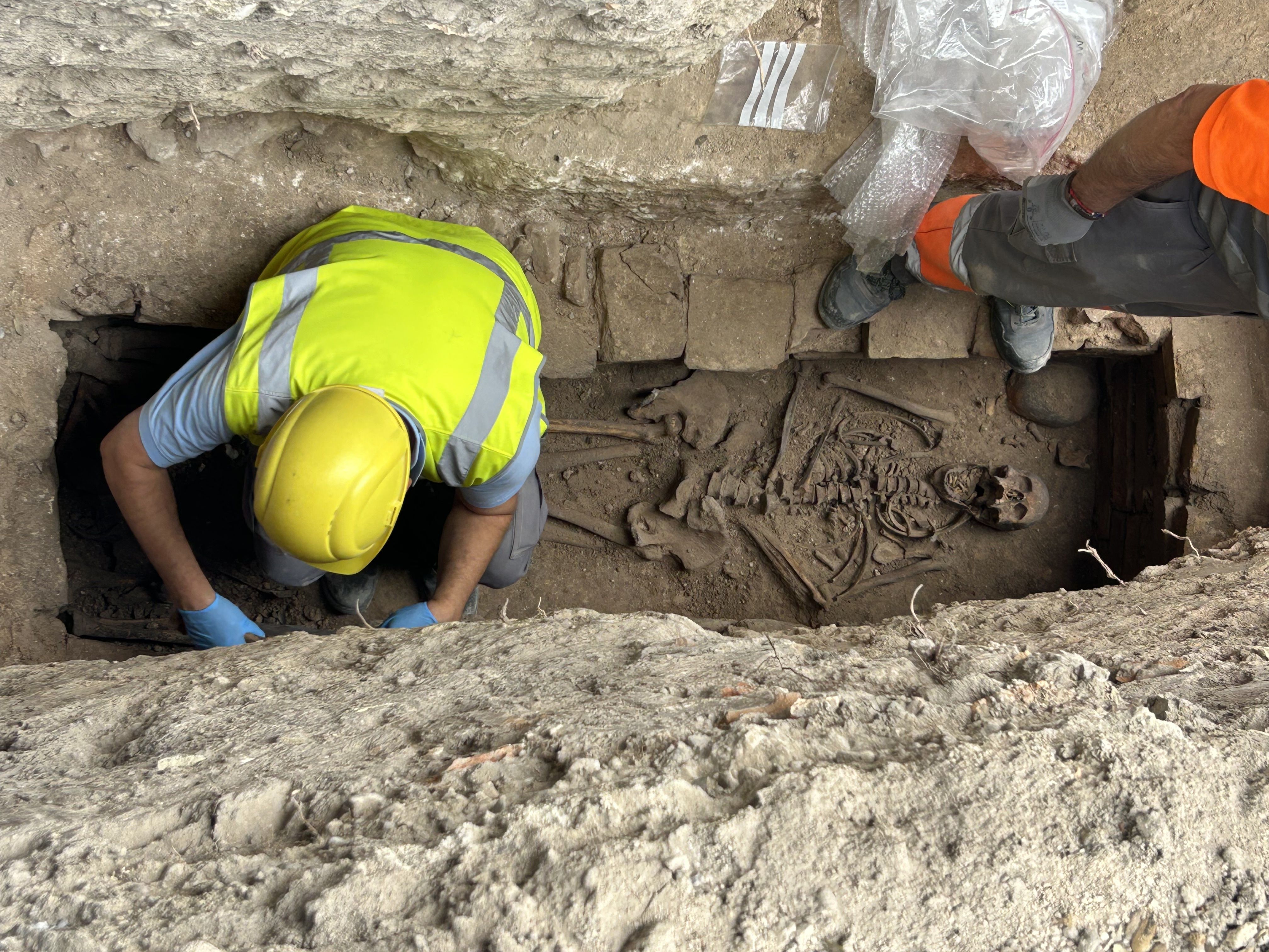 Trabajos de exhumación de los restos humanos encontrados en la tumba de la plaza Ruiz de Castroviejo
