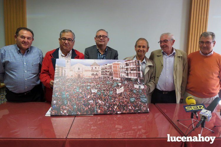  Miembros de la plataforma Lucena por sus Necesidades Sanitarias en la sede situada en el Bar Jardín. 