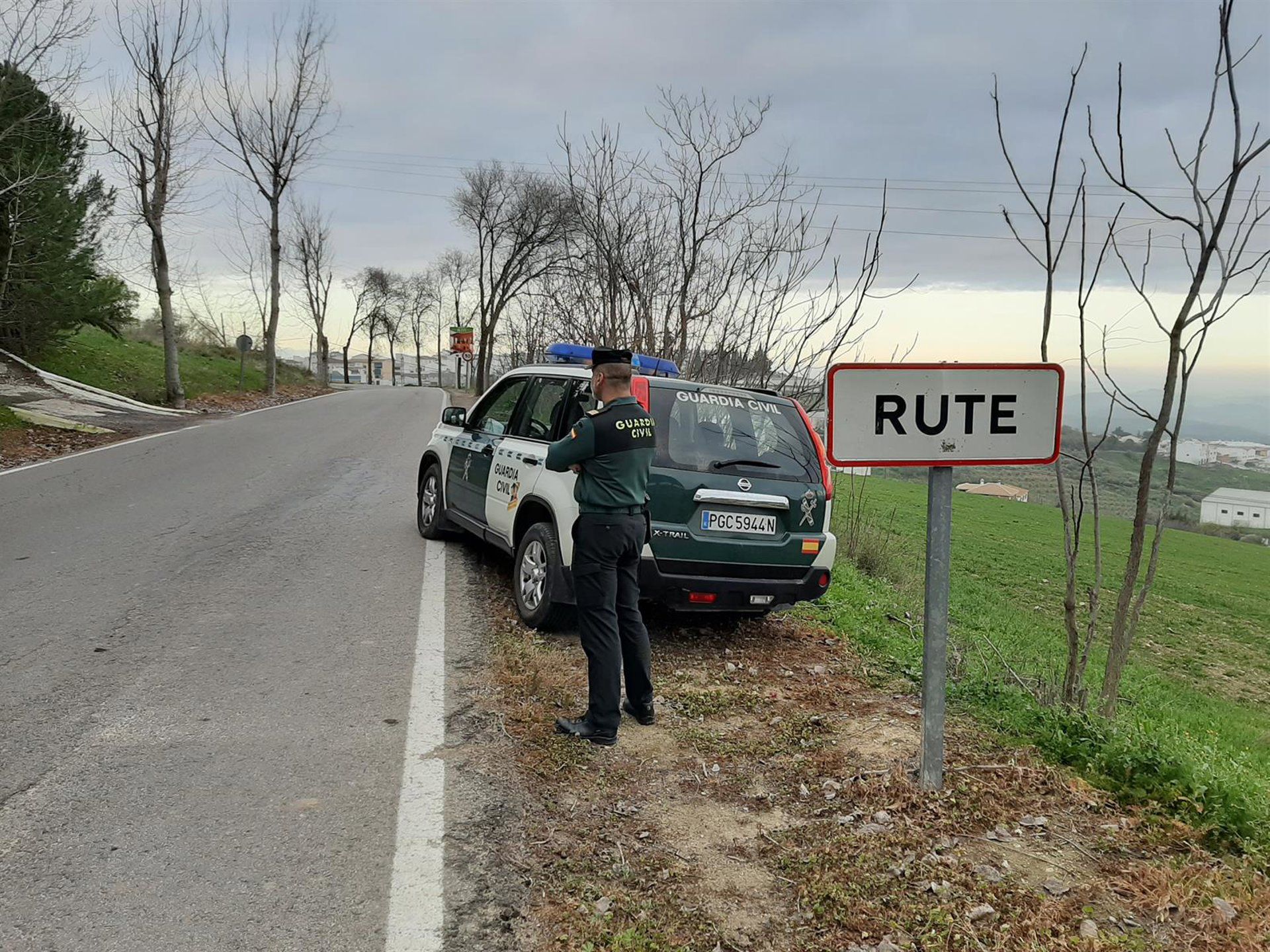 Agentes de la Guardia Civil en uno de los accesos a Rute