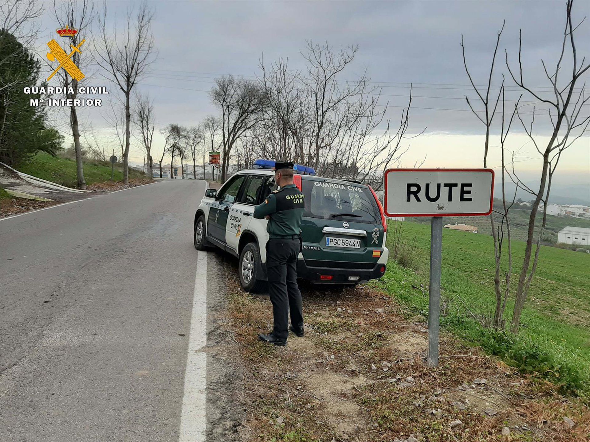 Una patrulla de la Guardia Civil a la entrada de Rute