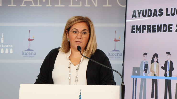 María de la O Redondo, edil de Fomento y Desarrollo Local durante la presentación de las ayudas