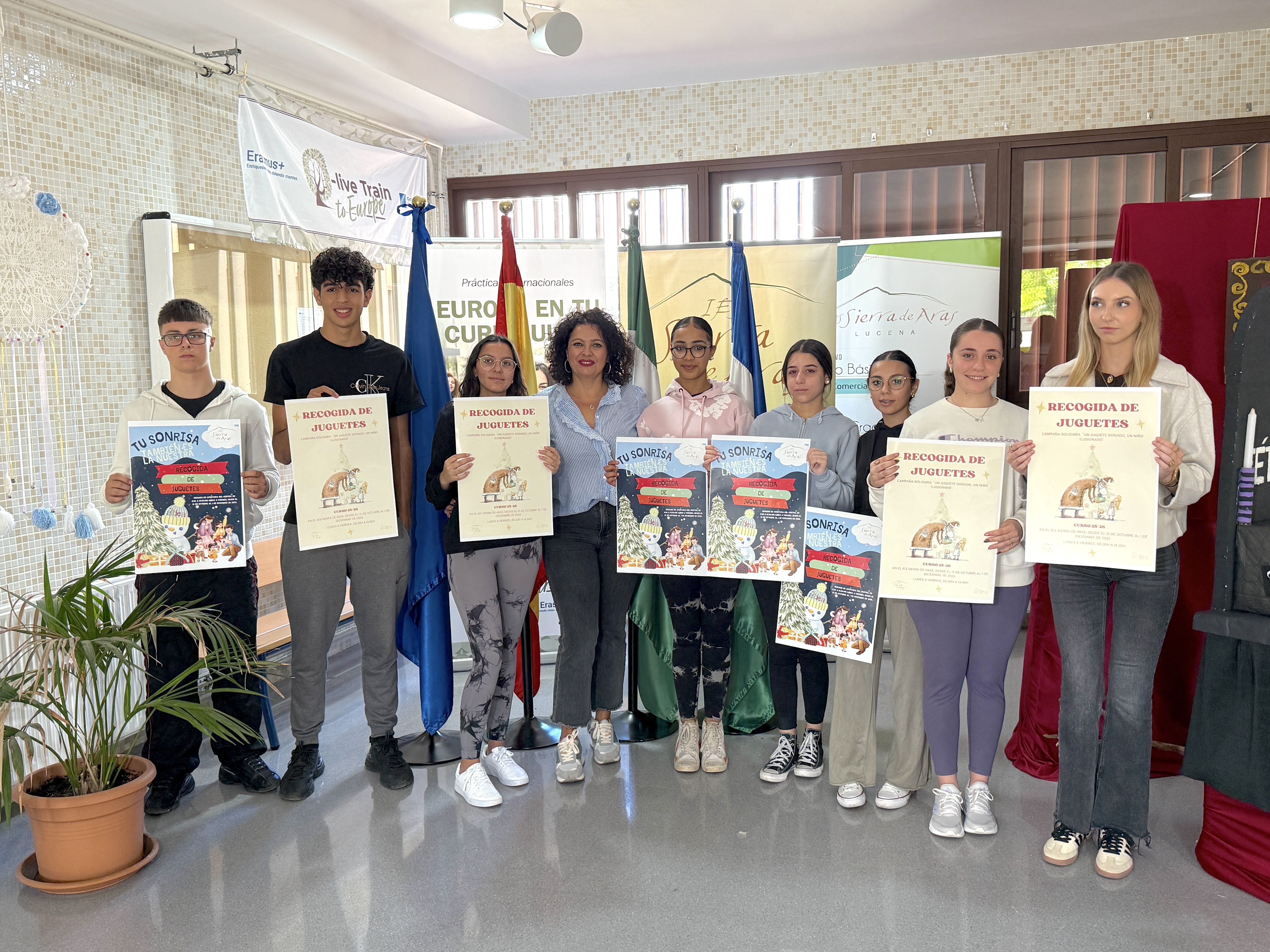 Teresa Sánchez, directora del IES Sierra de Aras, junto a los alumnos y alumnas implicados en la campaña de recogida de juguetes. Teresa Sánchez, directora del IES Sierra de Aras, junto a los alumnos y alumnas implicados en la campaña de recogida de juguetes.