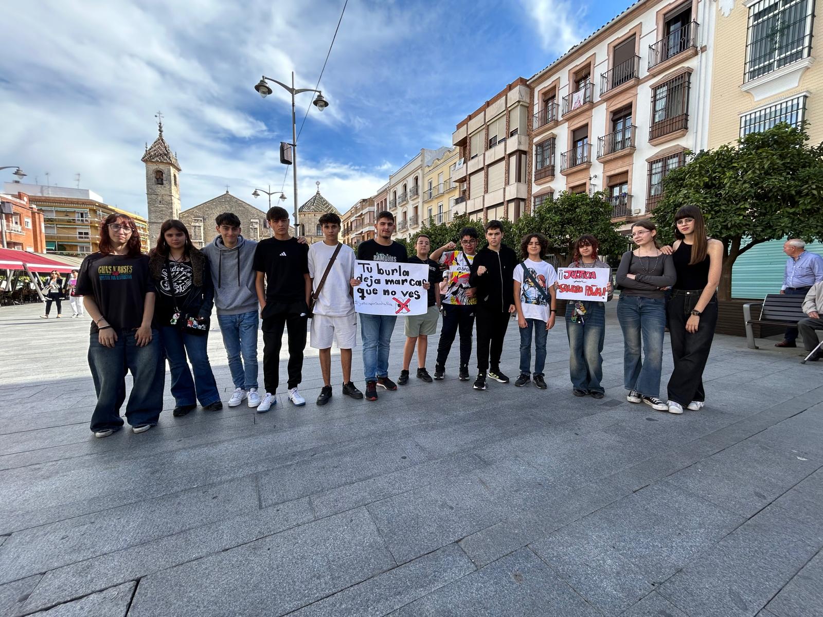 Algunos alumnos se han concentrado en la Plaza Nueva para mostrar su rechazo al acoso escolar Algunos alumnos se han concentrado en la Plaza Nueva para mostrar su rechazo al acoso escolar