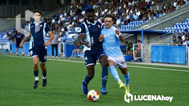 Joseliyo pugna por un balón en el partido frente al Córdoba B