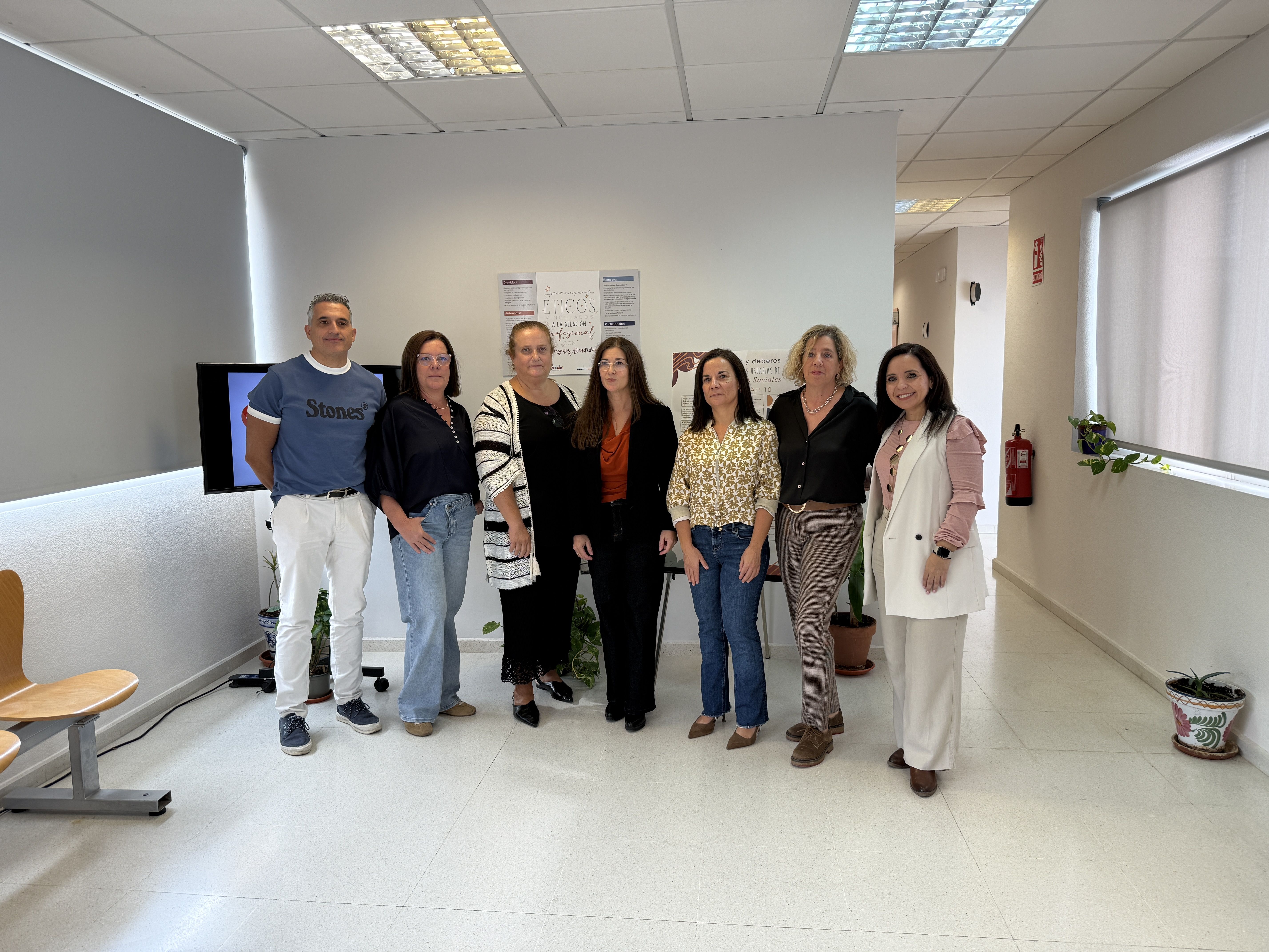 Miembros del grupo motor del ERE y trabajadores del Centro Municipal de Servicios Sociales durante la presentación del proyecto Miembros del grupo motor del ERE y trabajadores del Centro Municipal de Servicios Sociales durante la presentación del proyecto