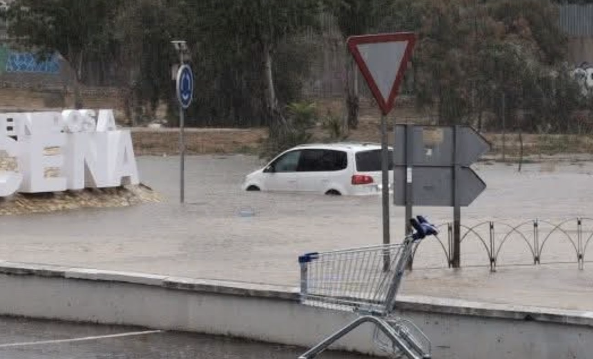 Un coche atrapado en la rotonda de Puente Córdoba. Foto: Enviada por un lector