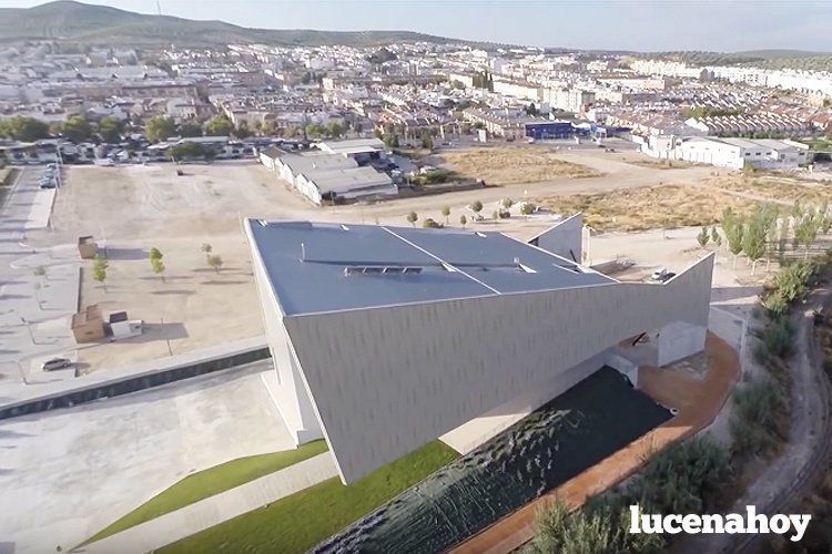  Tras el auditorio municipal, en tierra, la zona afectada por estas obras de urbanización. 