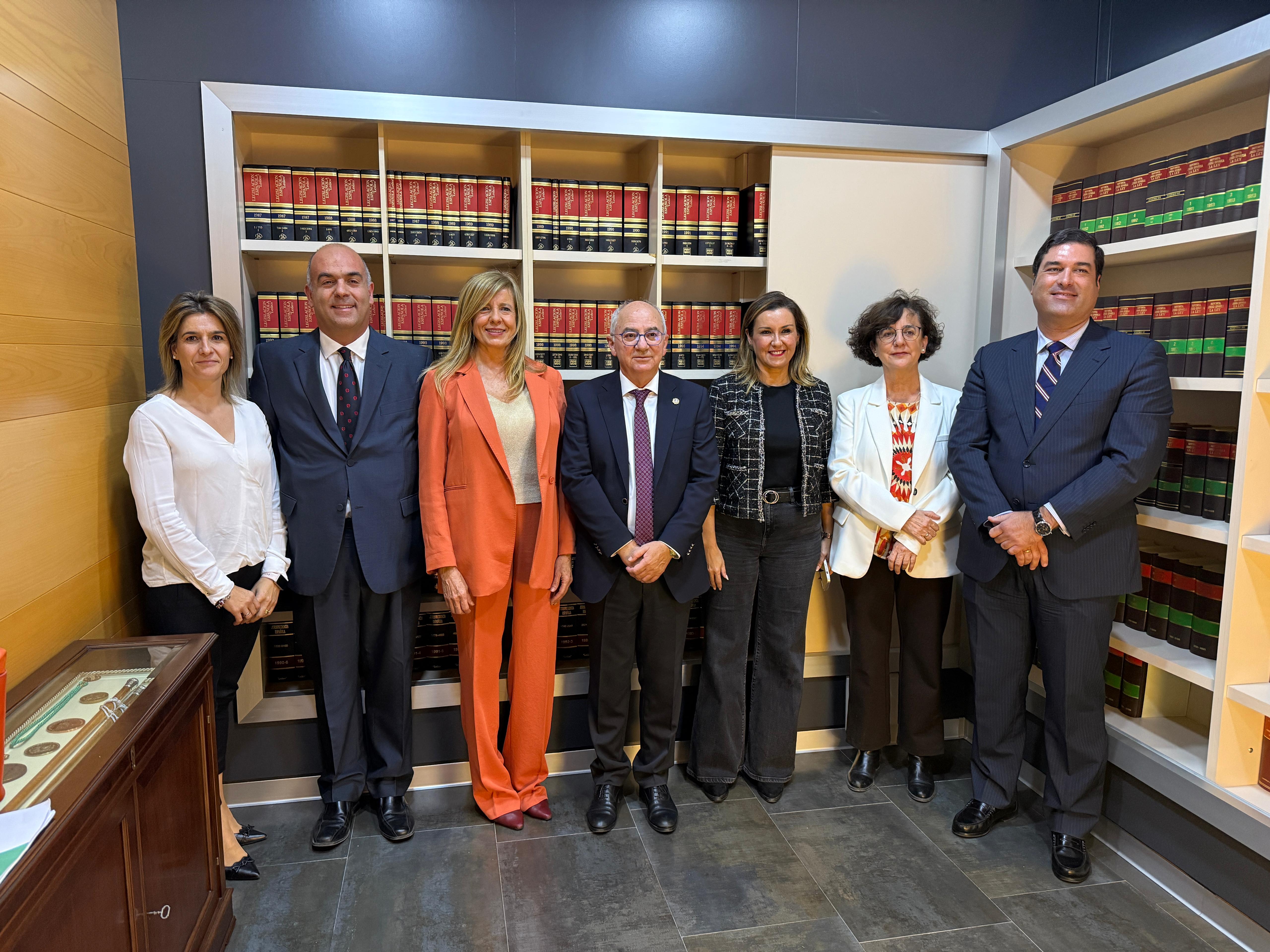 Autoridades y ponentes instantes antes del inicio de la jornada en el Colegio de Abogados de Lucena