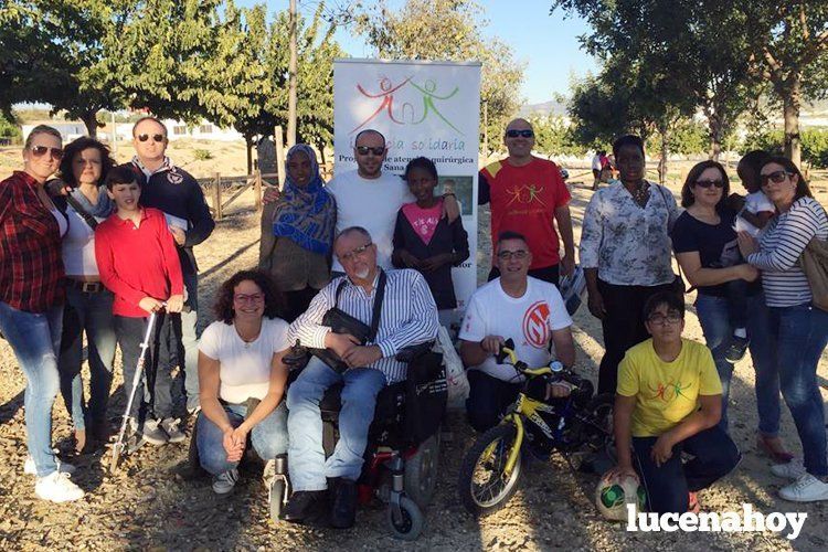  Un grupo de voluntarios de Infancia Solidaria en la despedida a Taharén antes de su regreso a Kenia. 