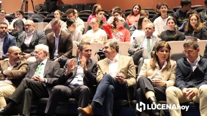 Una vista del público asistente Una vista del público asistente