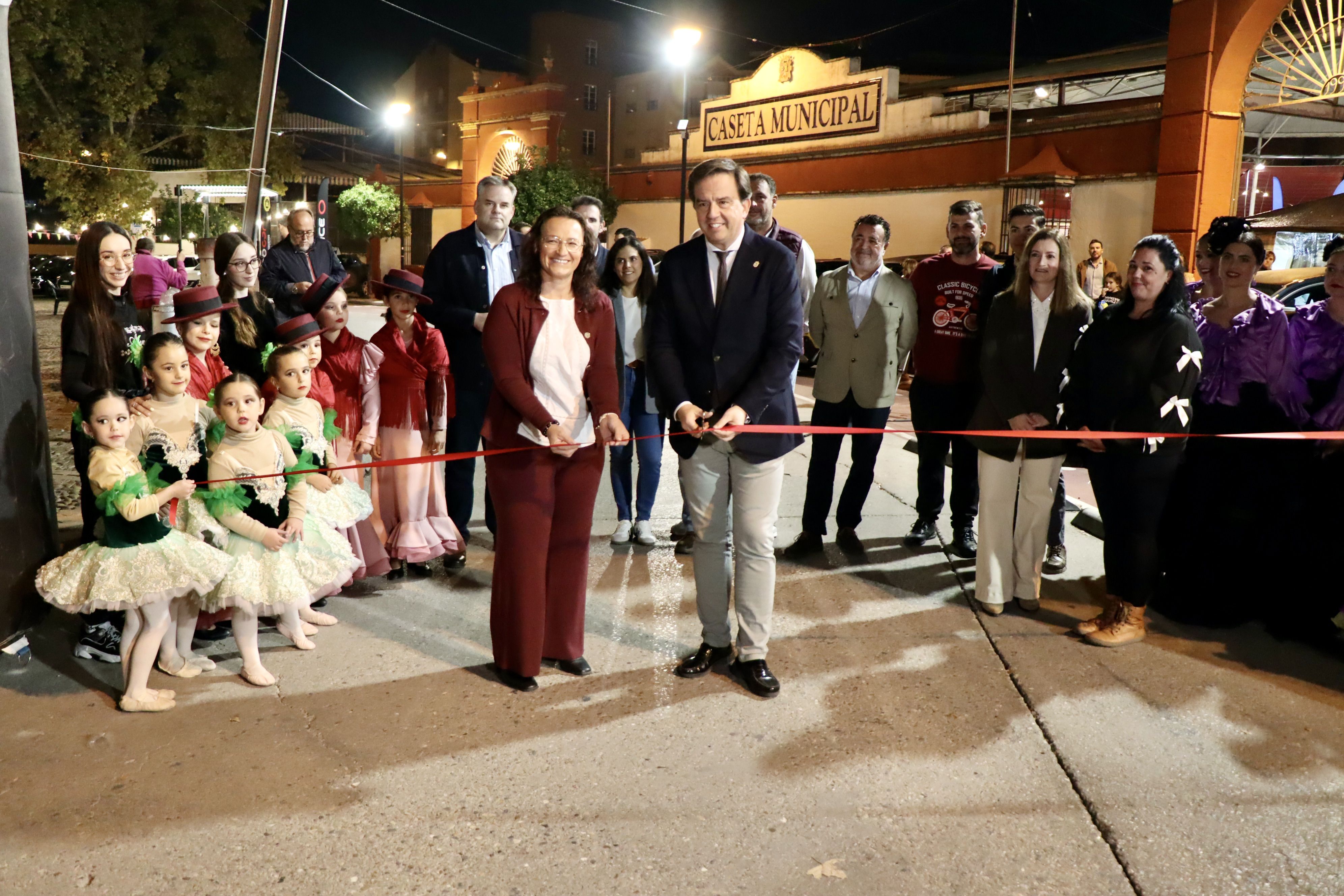 Inauguración de la III Feria de la Automoción por el alcalde, Aurelio Fernández, y Vanesa Pineda.