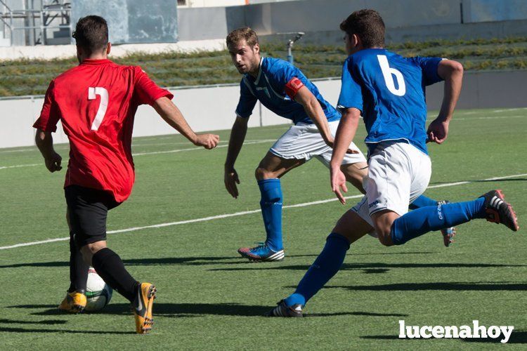  Antonio Calzado y Manuel Soto, jugadores del Lucena CF, intentan detener a un futbolista del San Roque. ARCHIVO/SERGIO RODRÍGUEZ 