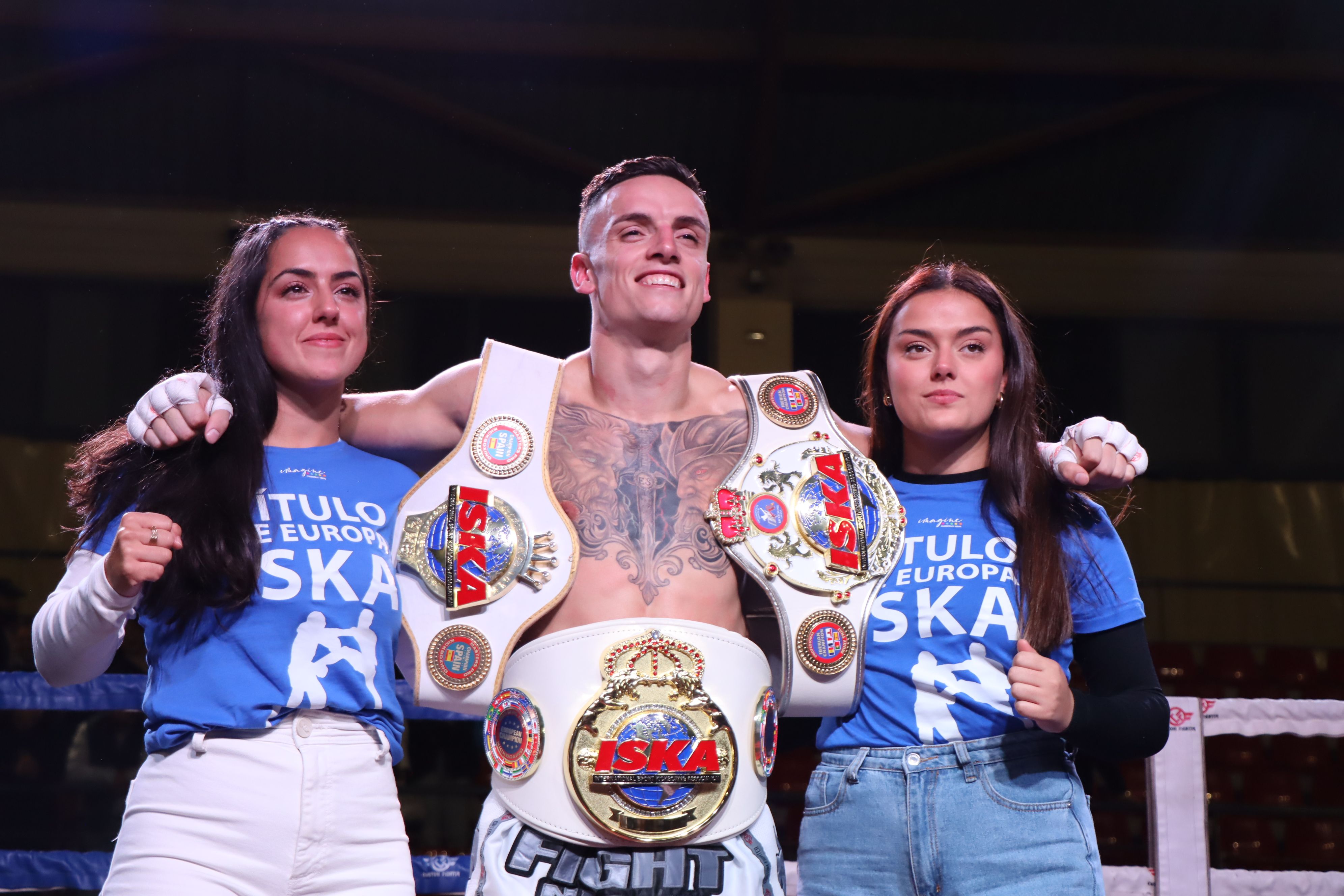 Ezequiel Sánchez "Pollo" celebra el cinturon que le acredita como Campeón de Europa K1 -65 kg ISKA con su familia