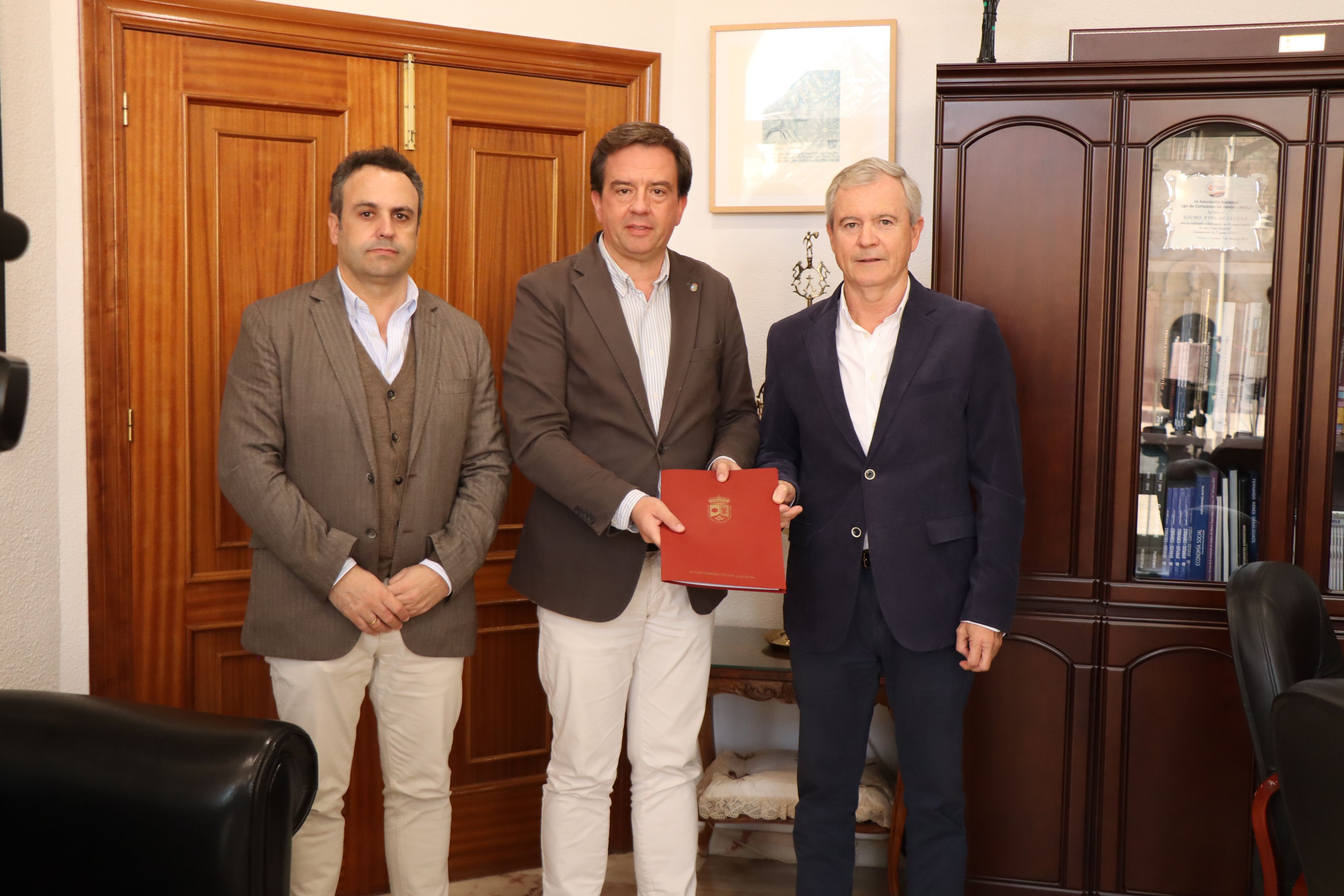 El edil de Agricultura, Javier Pineda, El alcalde, Aurelio Fernández y el presidente de la cooperativa Nuestra Señora de Araceli, Antonio Aguilera, tras la firma del convenio