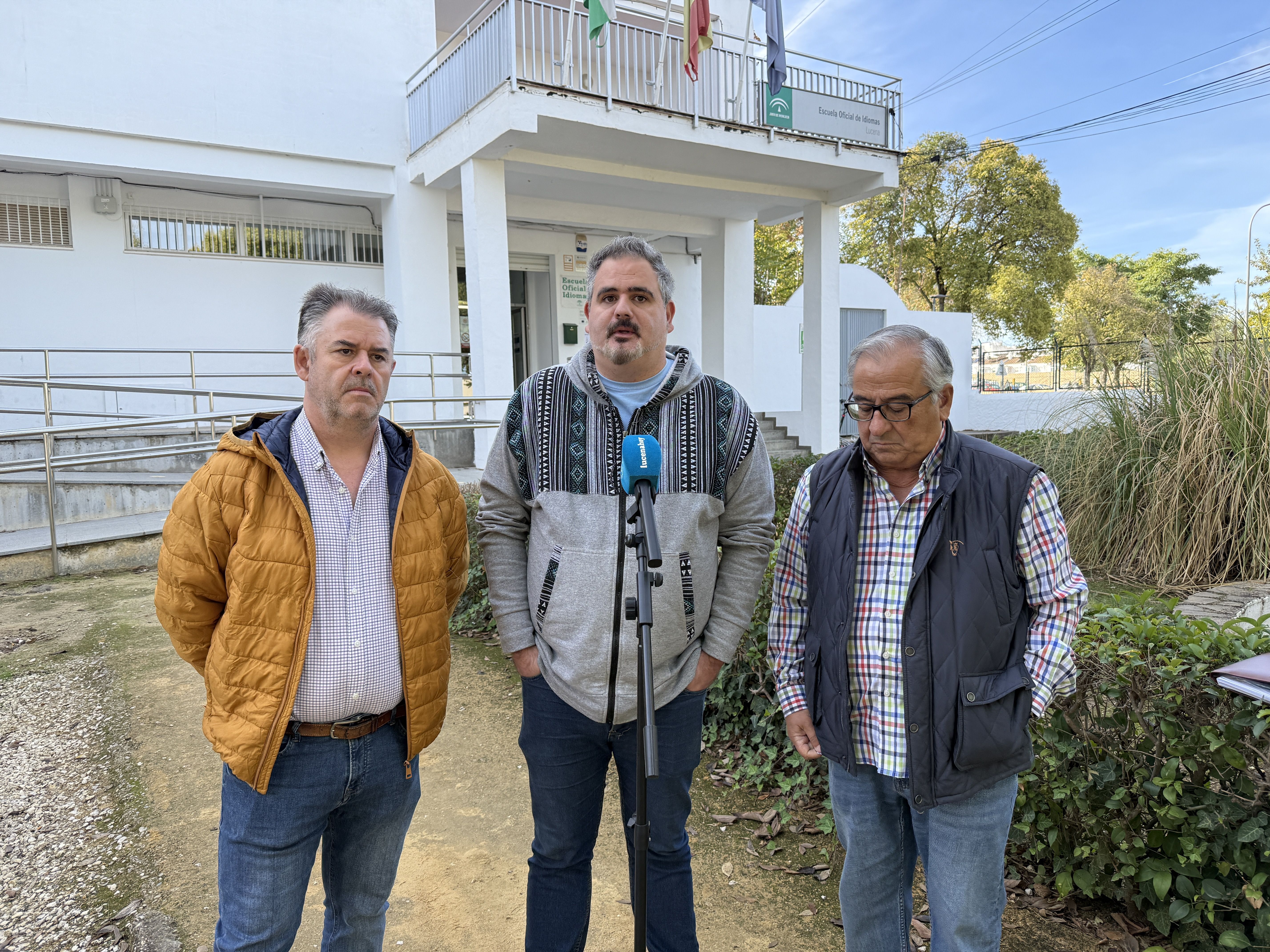 Francisco Gavilán, Javier Morales y Francisco Salazar, esta mañana ante el edificio de la Escuela de Idiomas, futura sede del servicio de fisioterapia