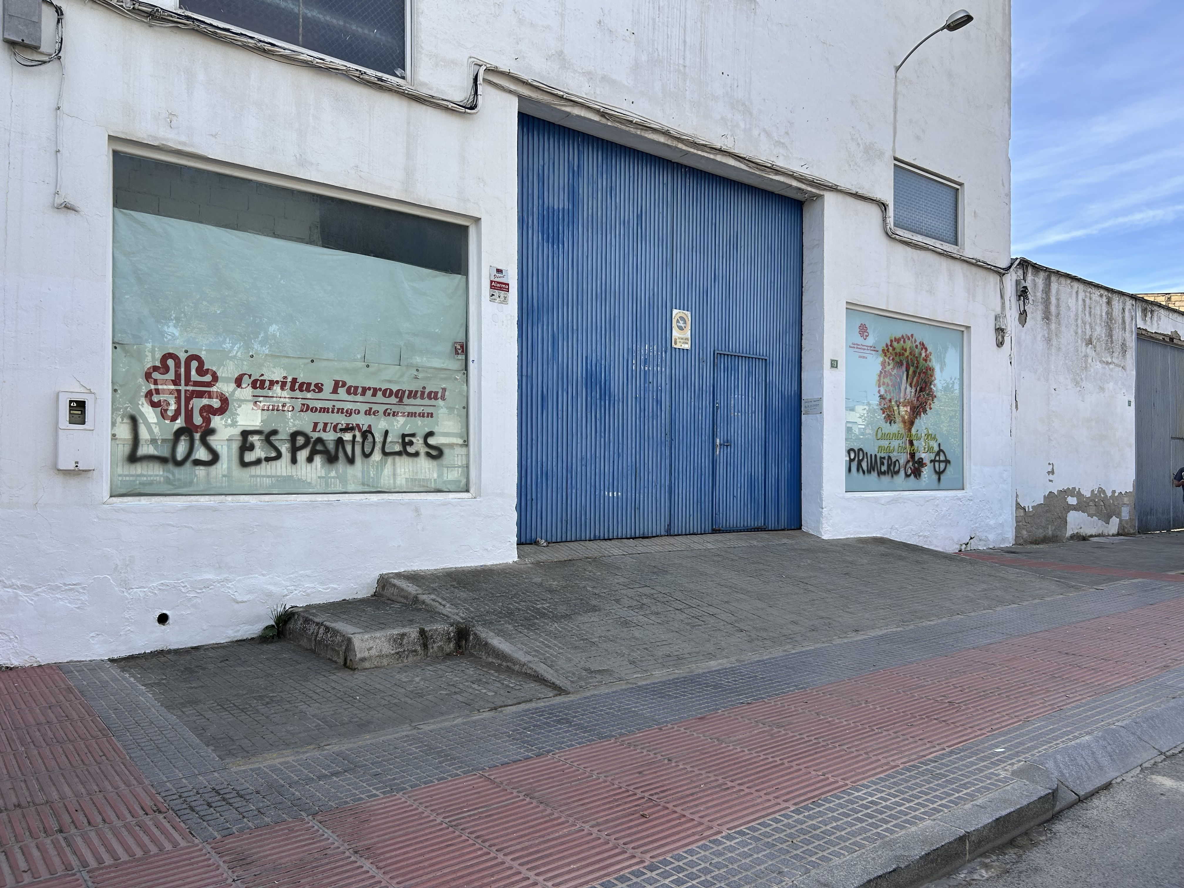 Pintadas en la sede de Cáritas en la calle Corazón de Jesús