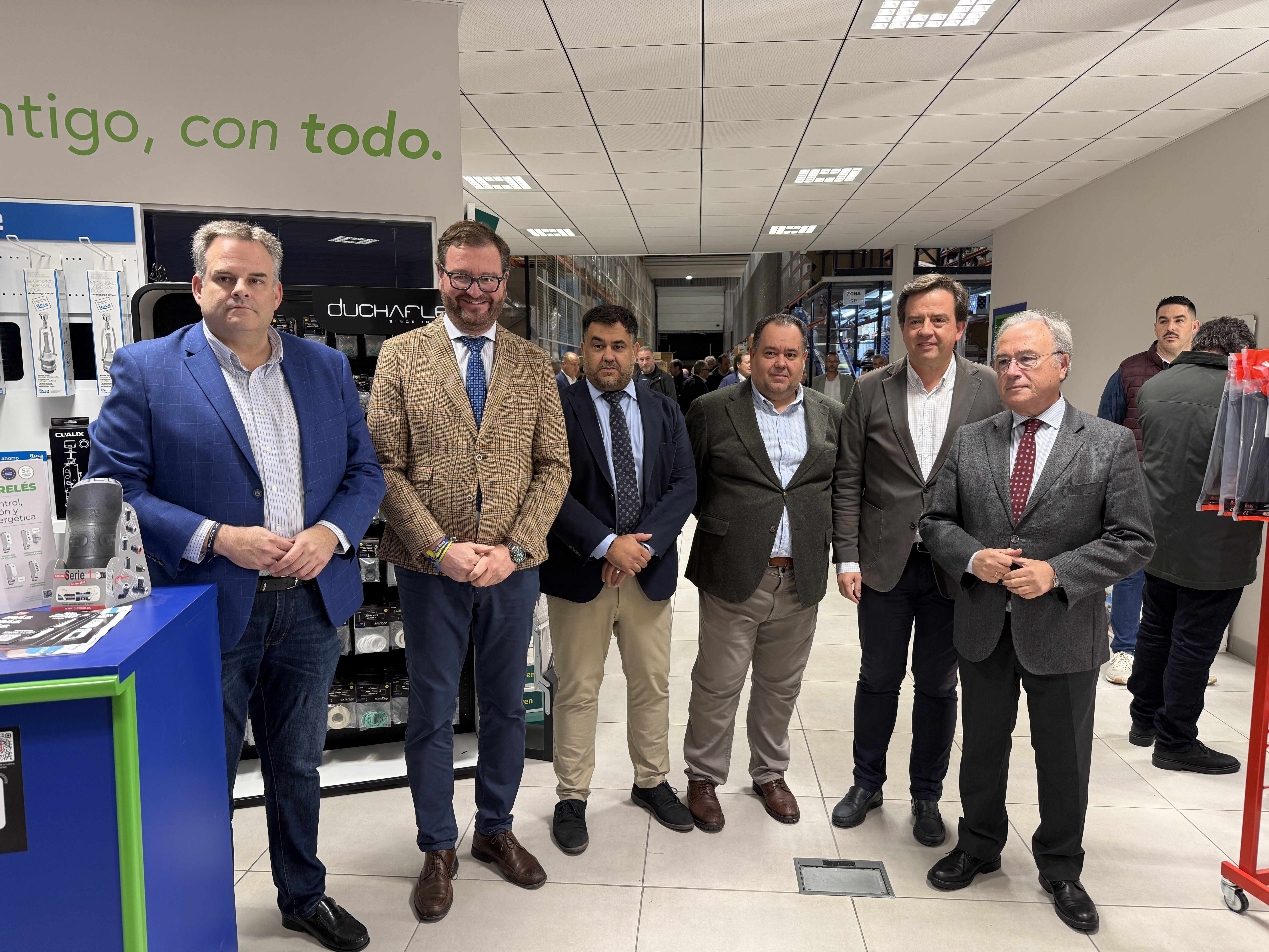 Autoridades y representantes empresariales durante la atención a los medios en el centro logístico de la empresa COTO en Lucena.