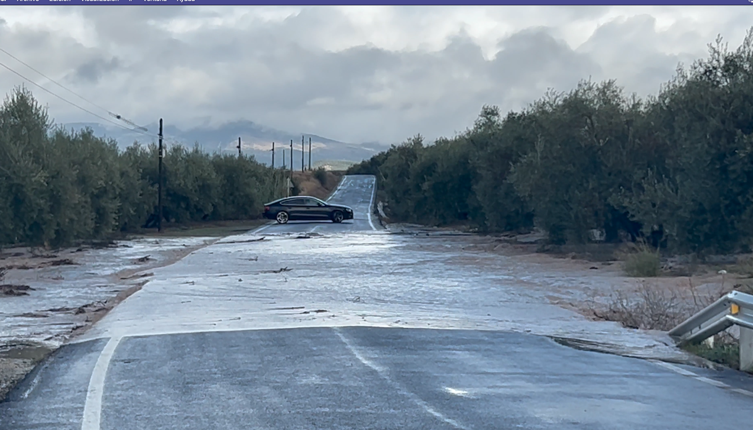 El agua desbordada de dos arroyos ha ocupado la carretera