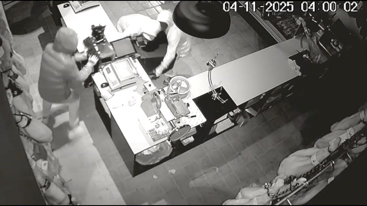 Una imagen del robo en Valle de Aras, captada por las cámaras de seguridad del establecimiento