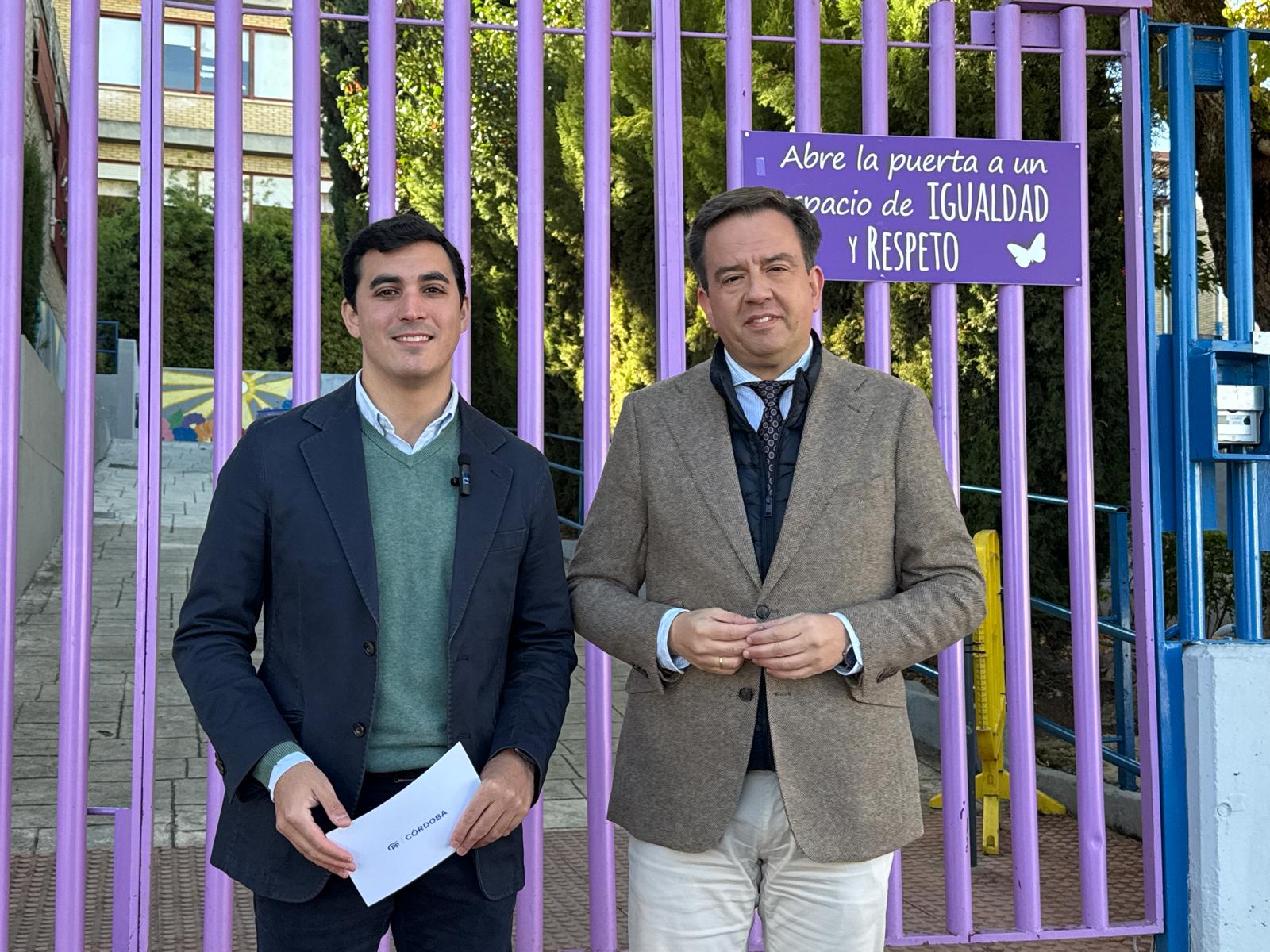 El alcalde de Lucena, Aurelio Fernández, y el parlamentario andaluz José Carlos García en el colegio El Carmen, esta mañana