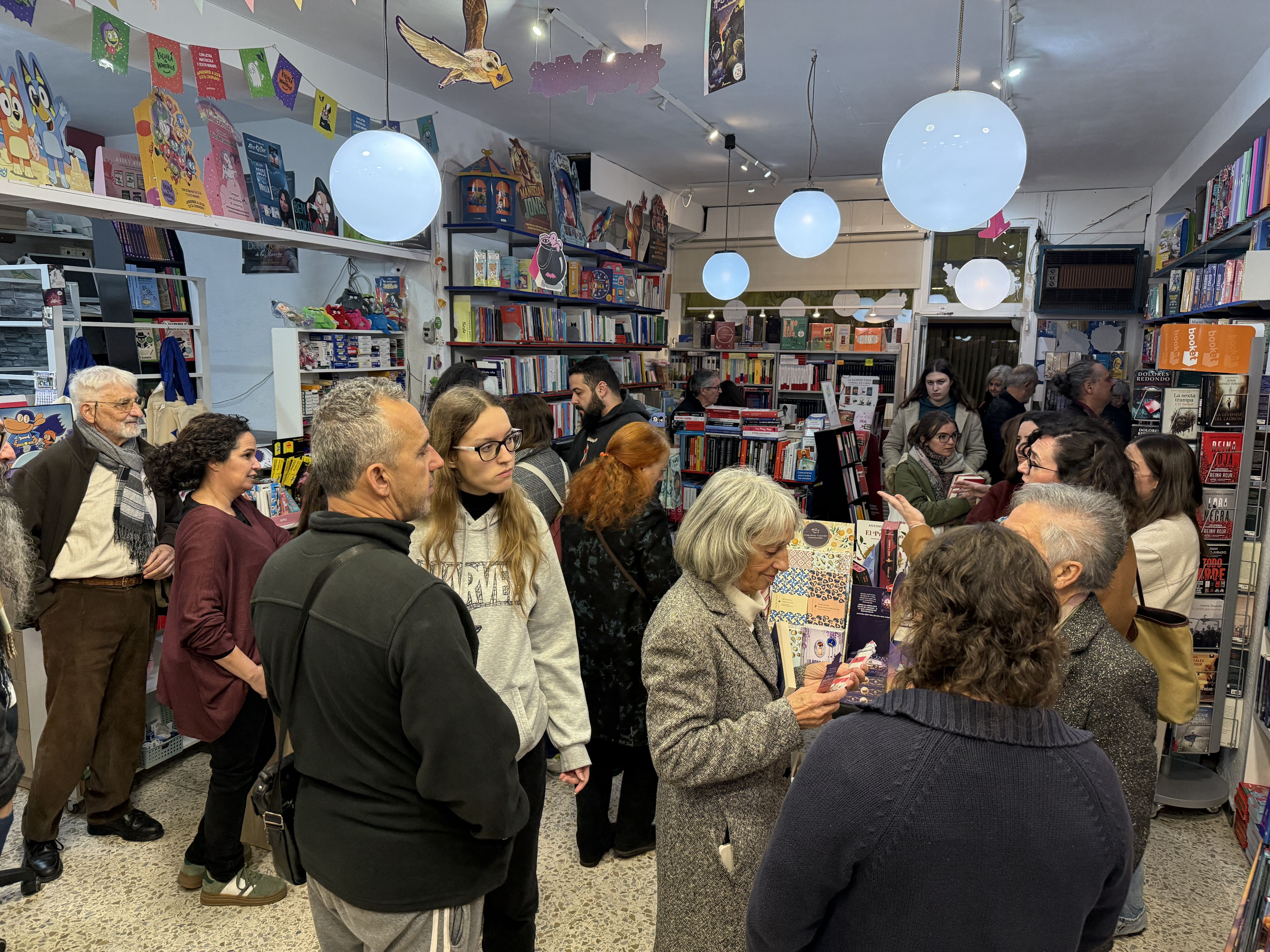 Amigos, clientes y familiares celebraron el 50 aniversario de la librería en compañía de su fundador, el librero José Trapiello González ('Pipo'). Amigos, clientes y familiares celebraron el 50 aniversario de la librería en compañía de su fundador, el librero José Trapiello González ('Pipo').