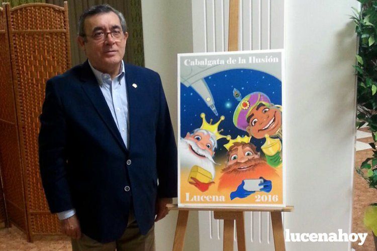  Juan Torres, presidente de la Peña Amigos de los Magos, junto al cartel vencedor. 