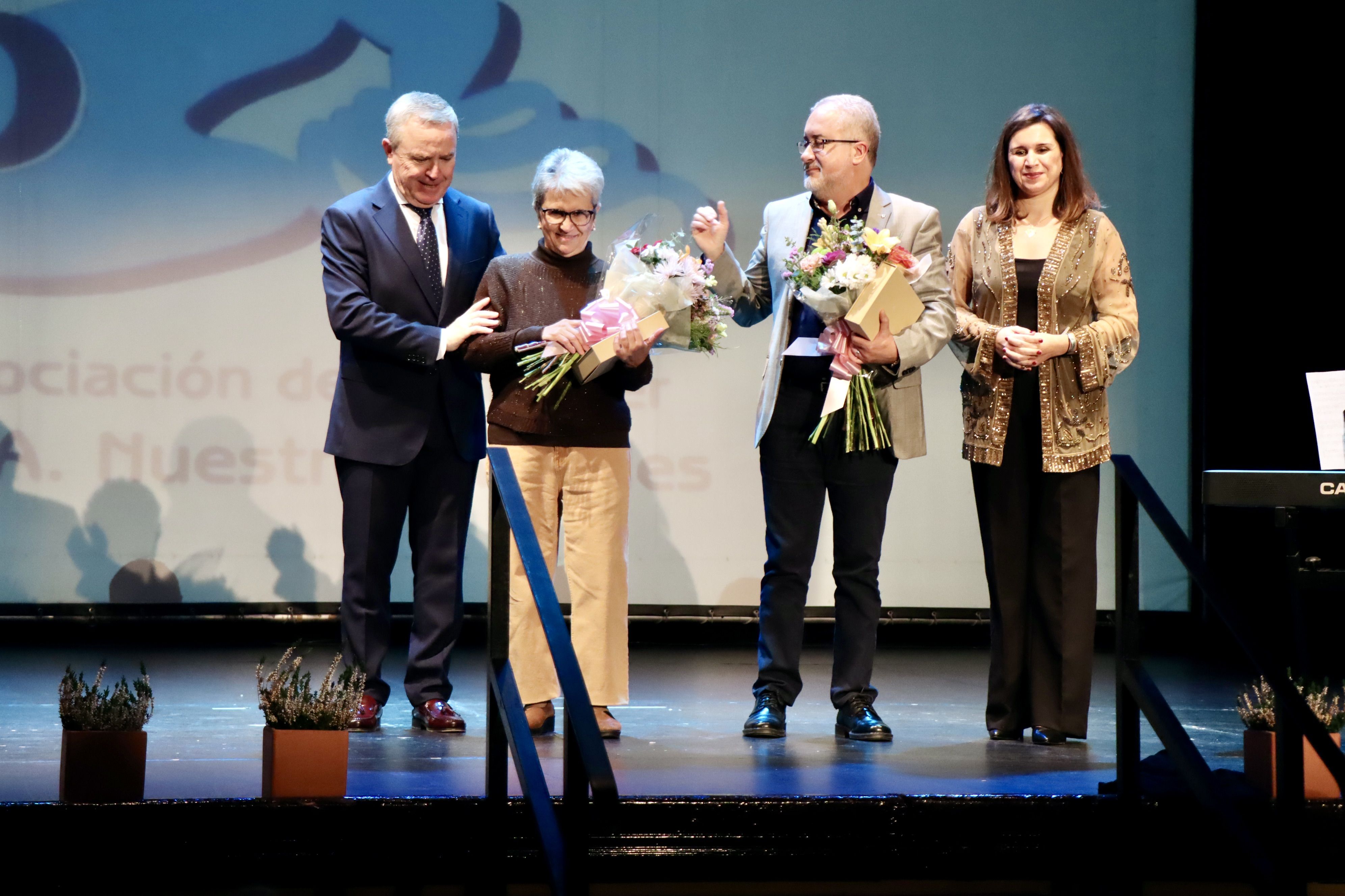 AFA "Nuestros Ángeles" celebra 25 años de actividad. Sobre el escenario los tres presidentes con los que ha contado hasta ahora y la directora del centro