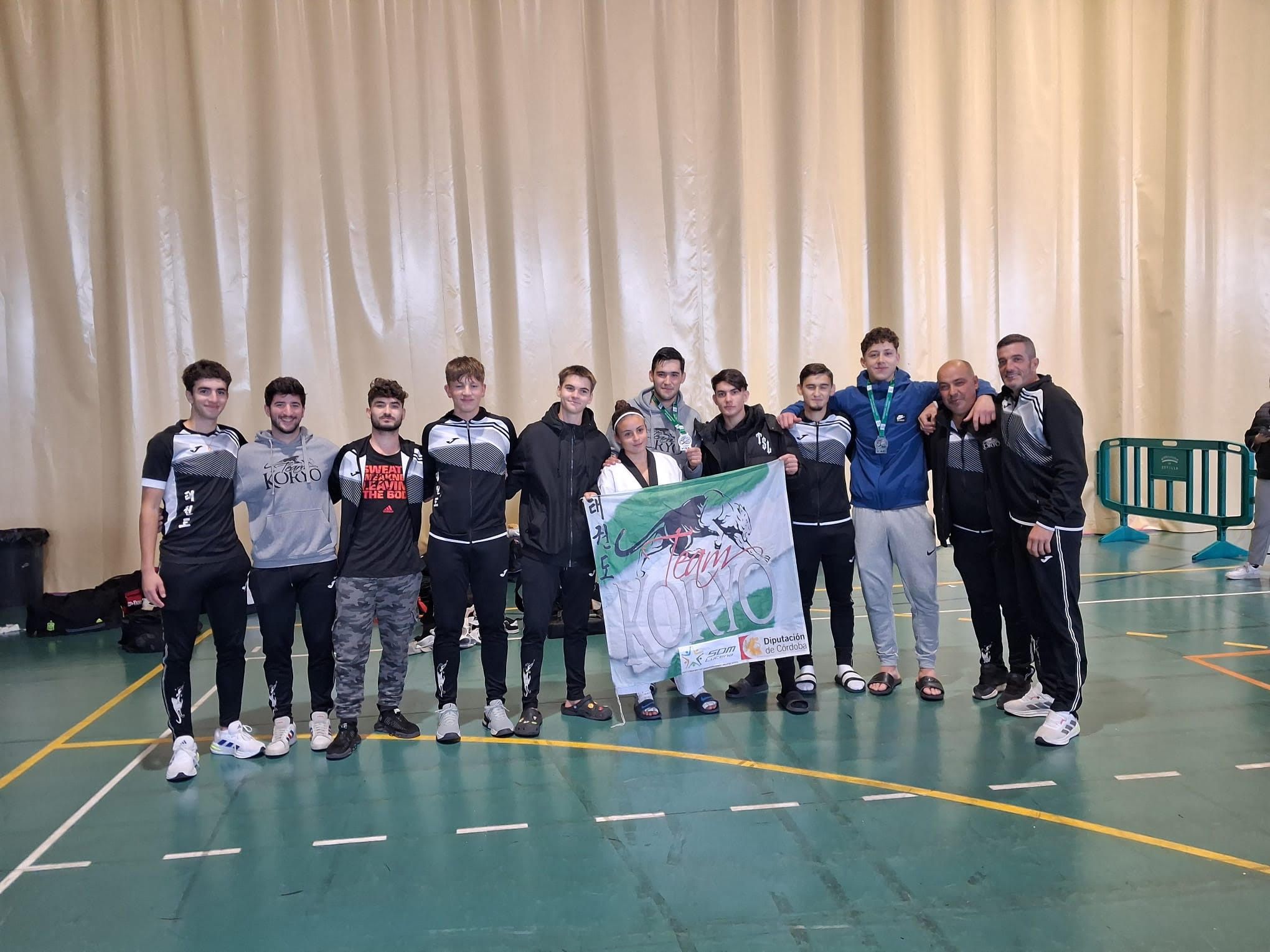 Carolina Carrasco, Miguel Ángel Campaña y Jesús Pacheco, medallistas del Club Koryo en el Campeonato de Andalucía Senior de Taekwondo. Foto: Club Koryo