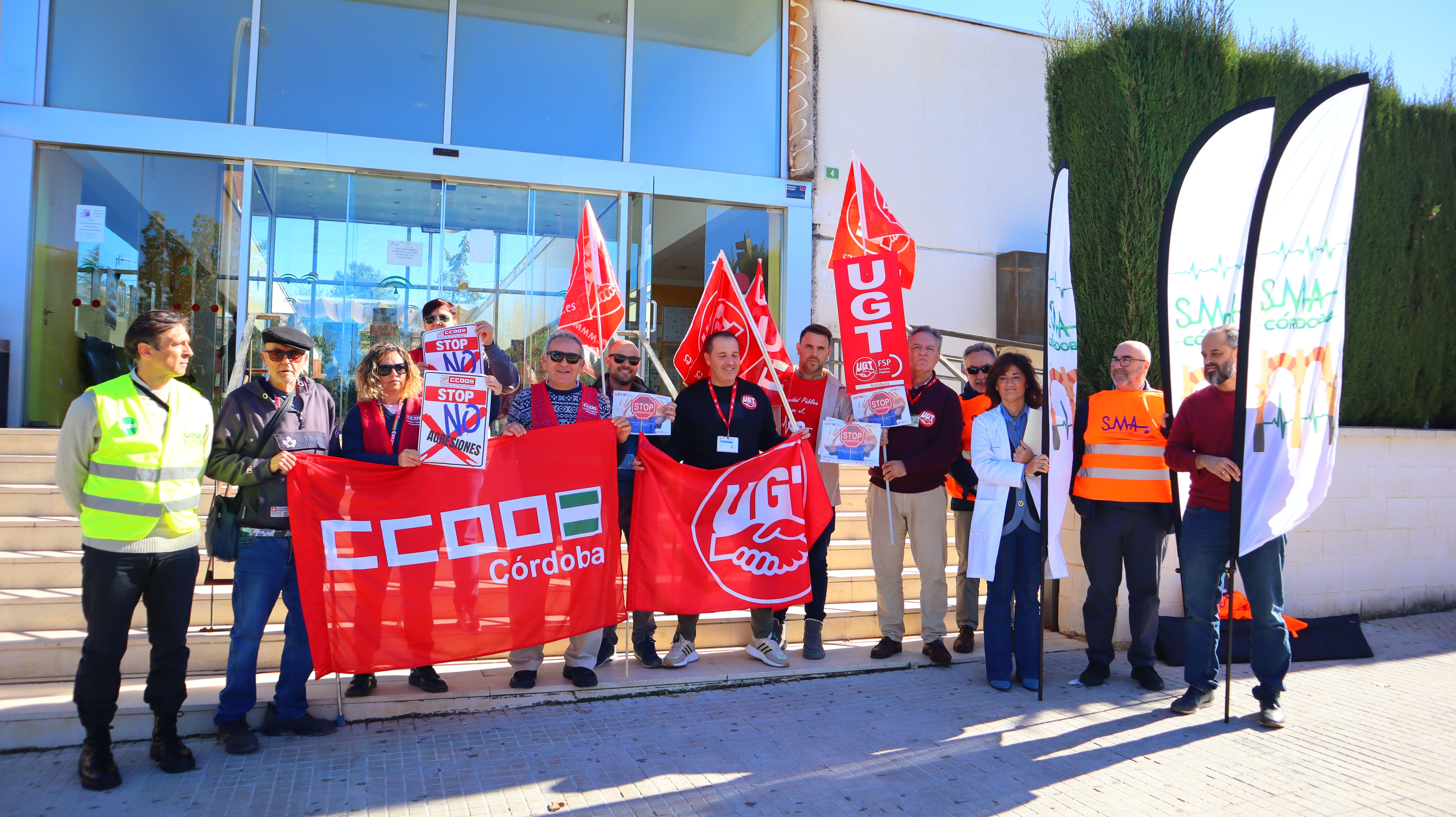 Imagen de grupo durante la concentración de repulsa contra la violencia hacia los profesionales sanitarios esta mañana en el Centro de Salud Lucena II. Imagen de grupo durante la concentración de repulsa contra la violencia hacia los profesionales sanitarios esta mañana en el Centro de Salud Lucena II.