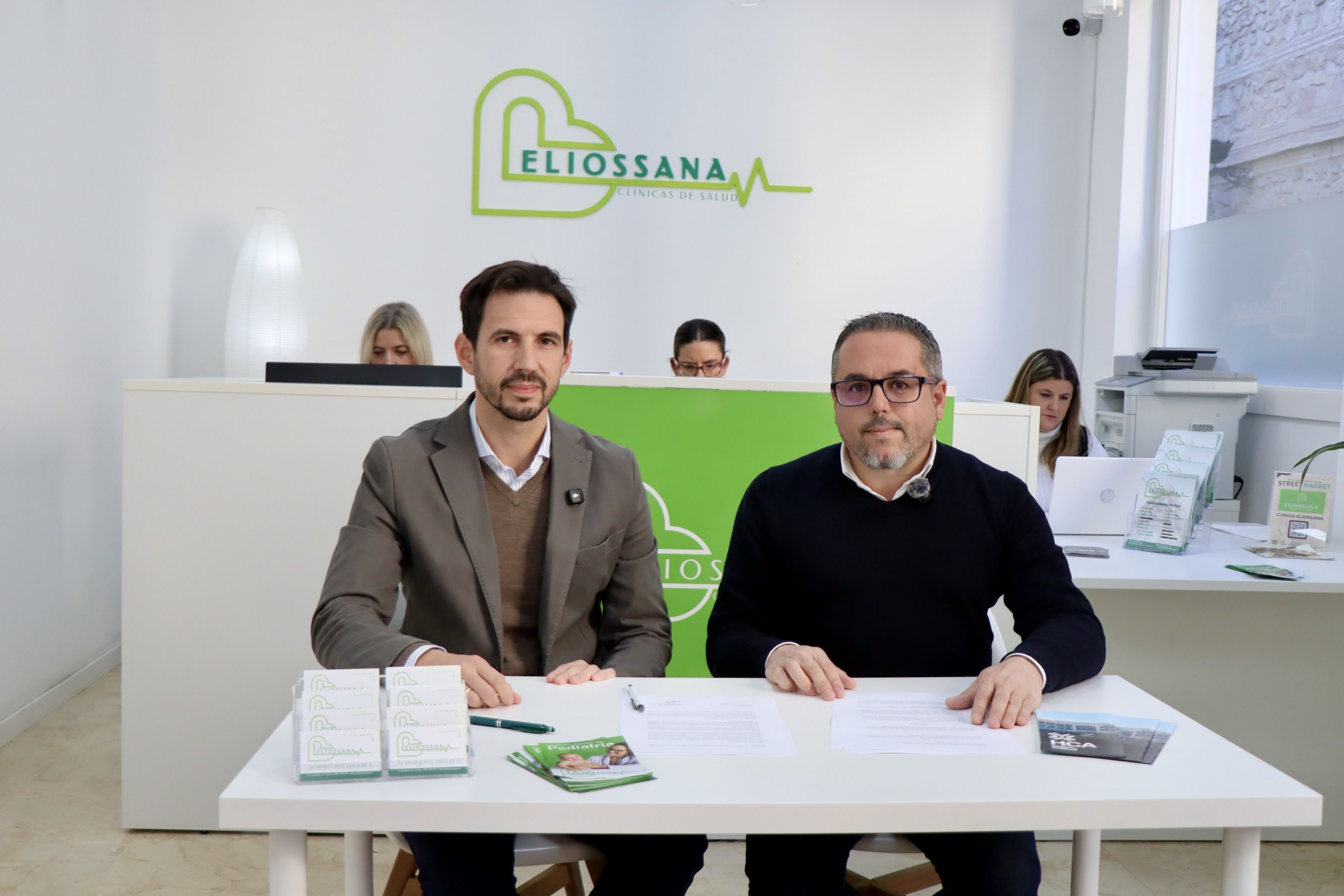 El Dr. Antonio Escribano, director médico del Hospital Centro de Andalucía, y Alberto Montilla, gerente de la Clínica Eliossana, tras la firma del acuerdo El Dr. Antonio Escribano, director médico del Hospital Centro de Andalucía, y Alberto Montilla, gerente de la Clínica Eliossana, tras la firma del acuerdo