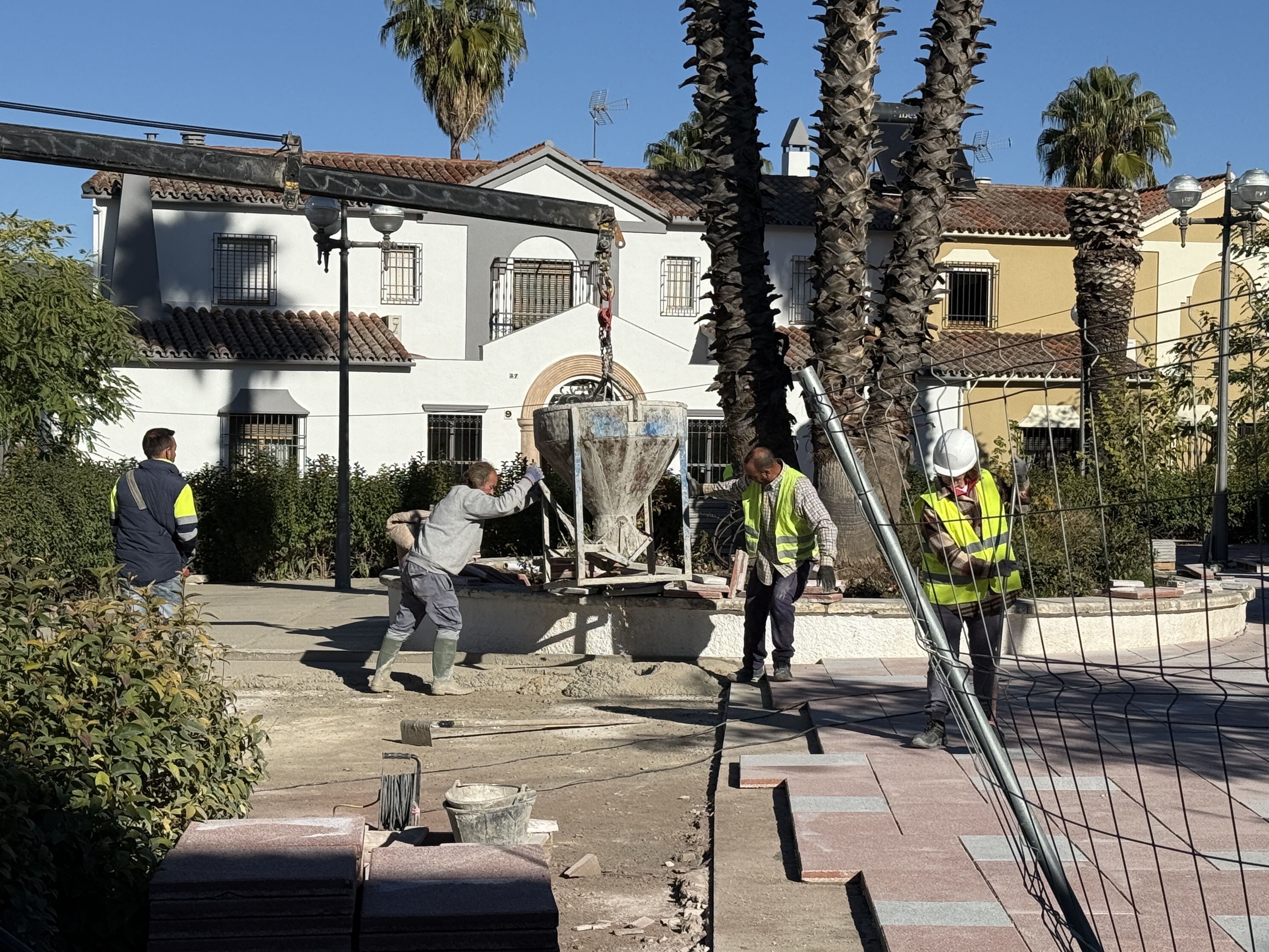Operarios trabajan en la remodelación de la Plaza Juan Ruiz de Castroviejo. Operarios trabajan en la remodelación de la Plaza Juan Ruiz de Castroviejo.