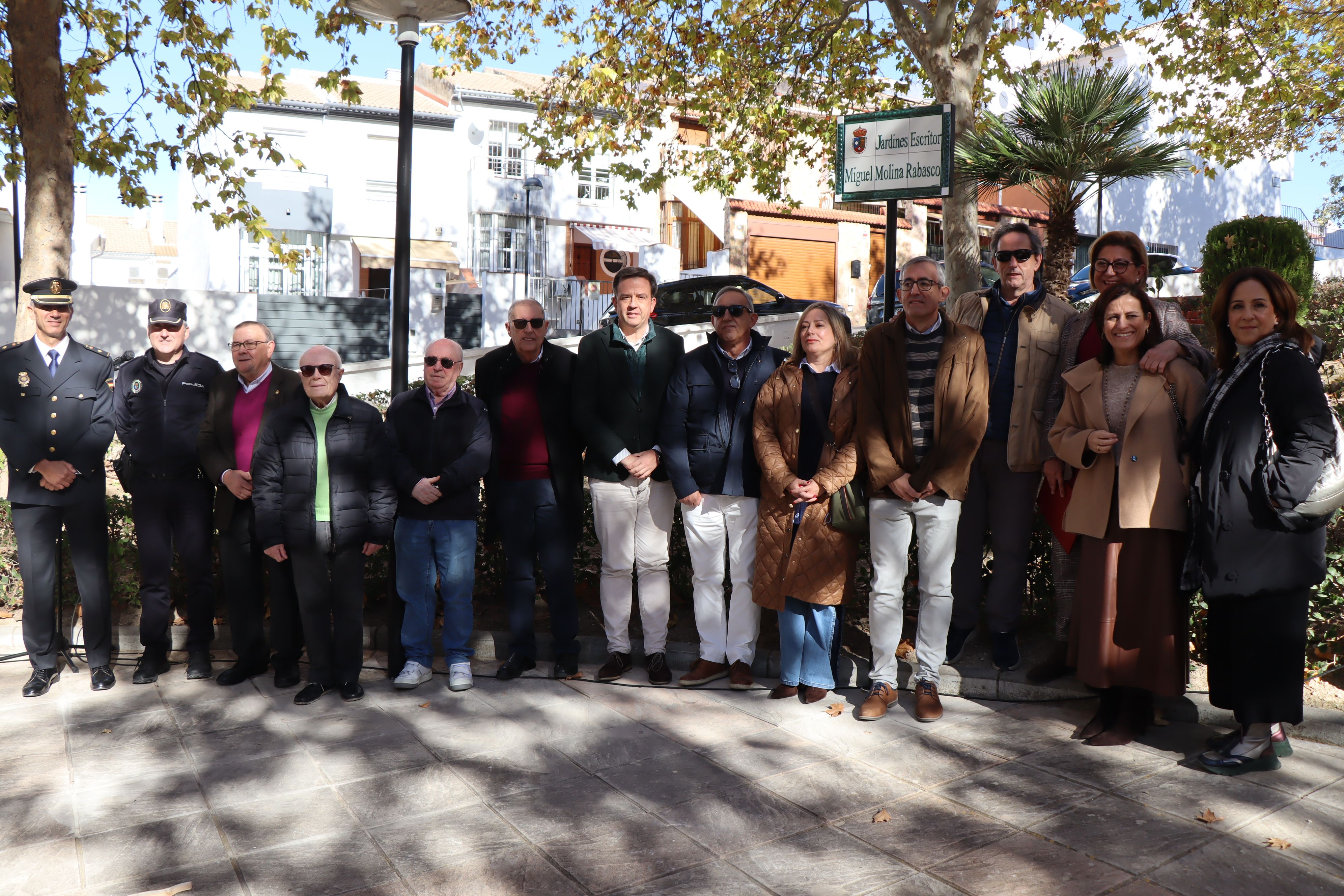 Autoridades y miembros de la familia de Miguel Molina Rabasco junto a la placa que da nombre a los jardines 