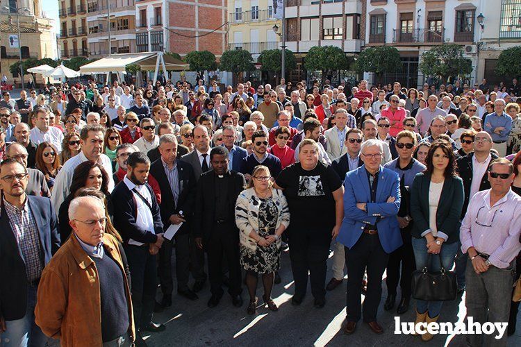  Concentración de repulsa por los atentados de París a las puertas del Ayuntamiento de Lucena 