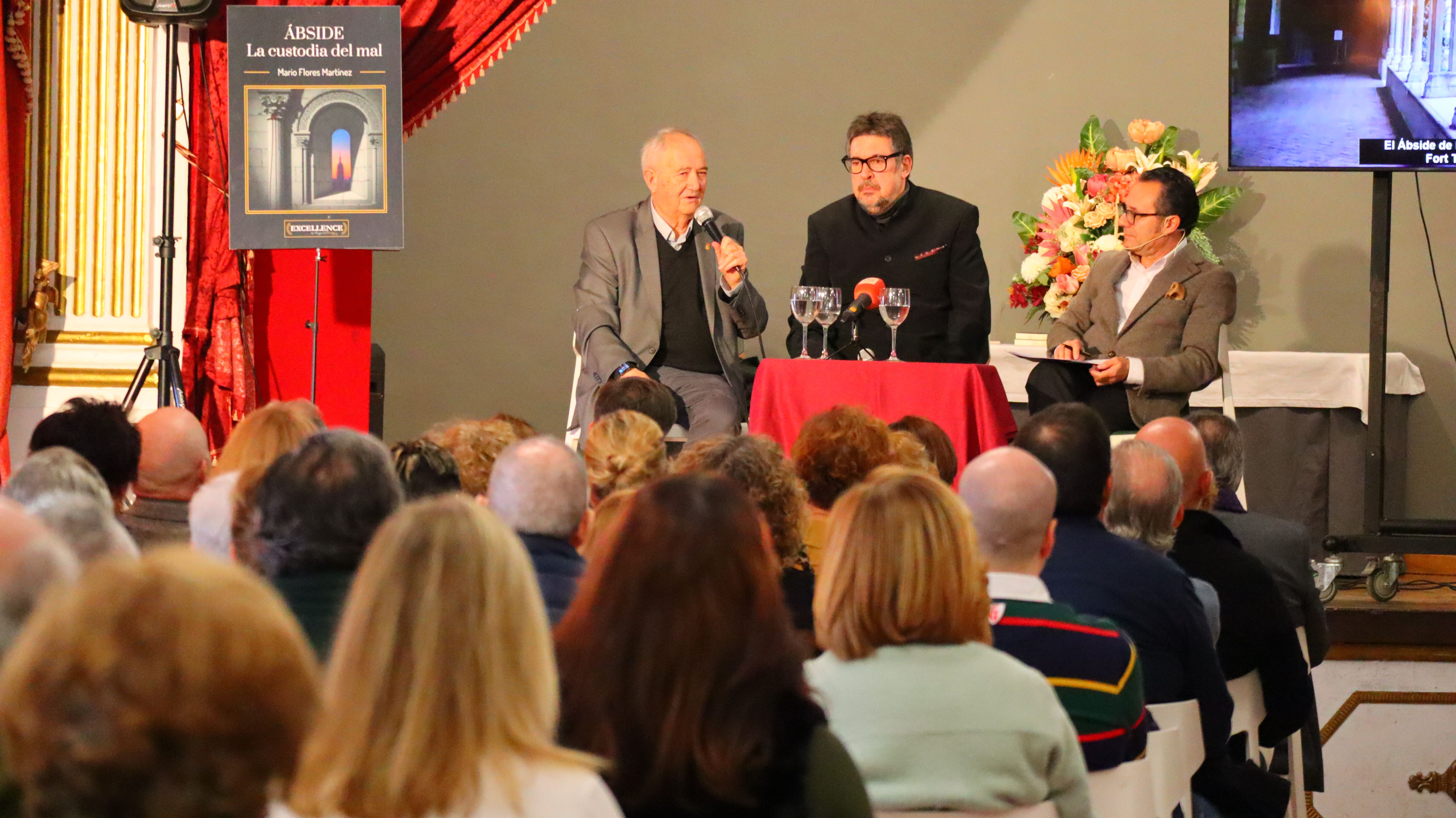 Un instante durante la presentación literaria de la novela de Mario Flores 'ÁBSIDE. La custodia del mal', en el Salón de los Espejos del Círculo Lucentino.