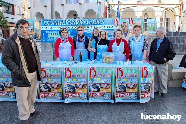  Manuel Pir, en primer plano, junto a componentes de GARA, ayer en la Plaza Nueva 