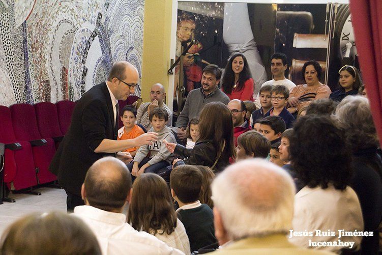 Galería: El mago Valery llena de ilusión el hall del Palacio Erisana, por Jesús Ruiz