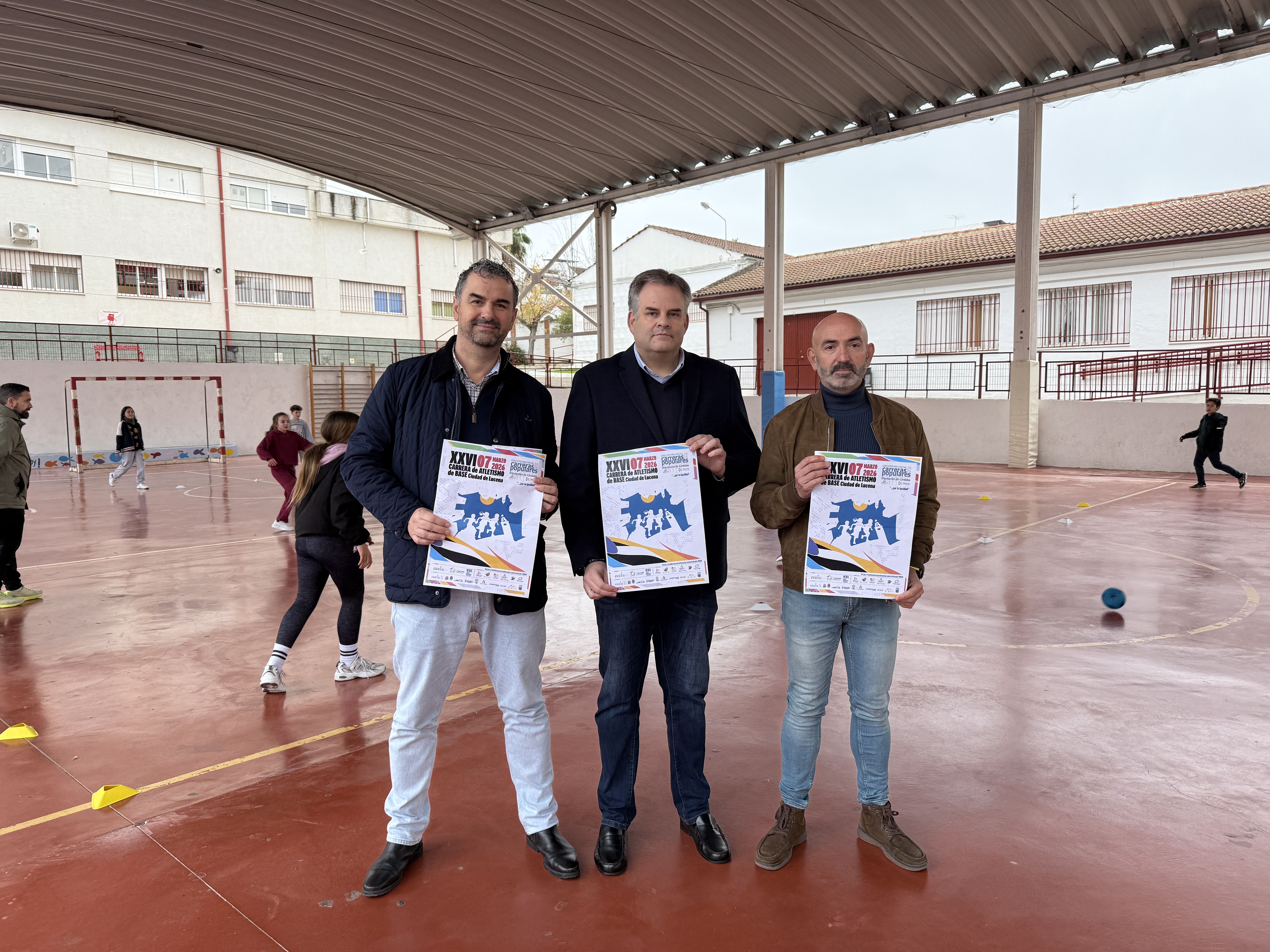 Un momento durante la presentación de la prueba deportiva en las pistas cubiertas del CEIP Virgen del Valle. Un momento durante la presentación de la prueba deportiva en las pistas cubiertas del CEIP Virgen del Valle.