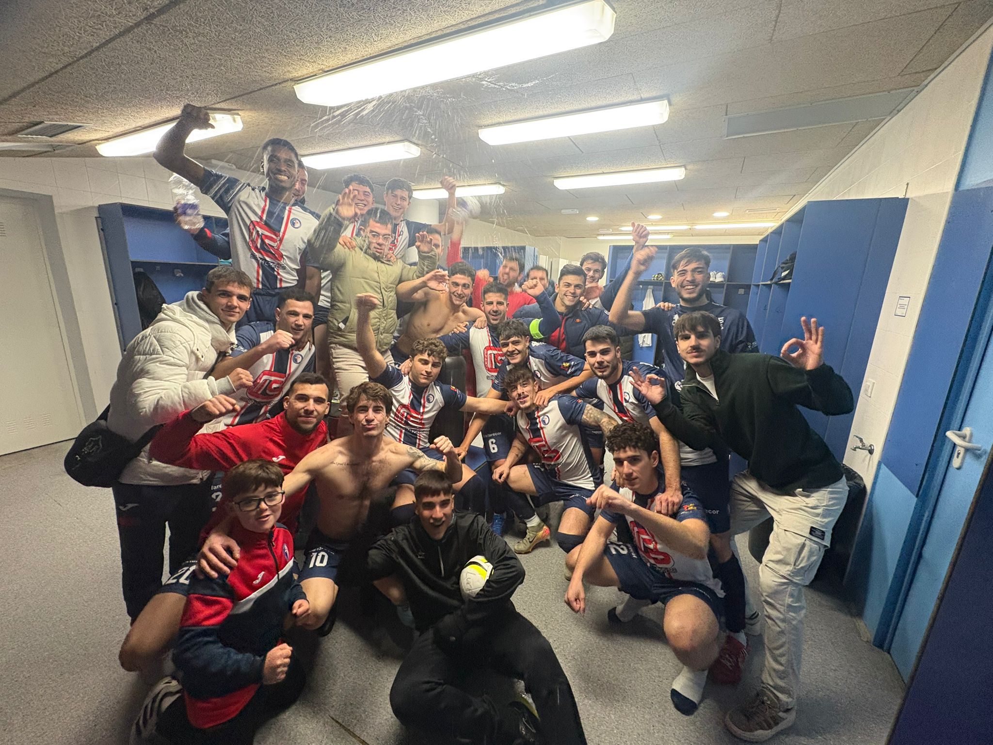 Los jugadores del CD Lucecor celebrando la victoria ante el CD Villa de Espejo. Foto: CD Lucecor