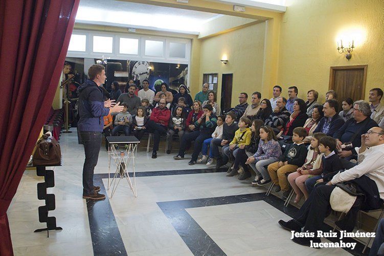 Galería: El mago Valery llena de ilusión el hall del Palacio Erisana, por Jesús Ruiz Galería: El mago Valery llena de ilusión el hall del Palacio Erisana, por Jesús Ruiz
