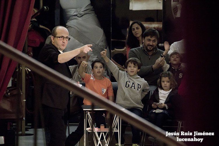 Galería: El mago Valery llena de ilusión el hall del Palacio Erisana, por Jesús Ruiz