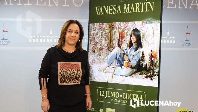 Araceli Rodríguez junto al cartel de presentación del concierto Araceli Rodríguez junto al cartel de presentación del concierto