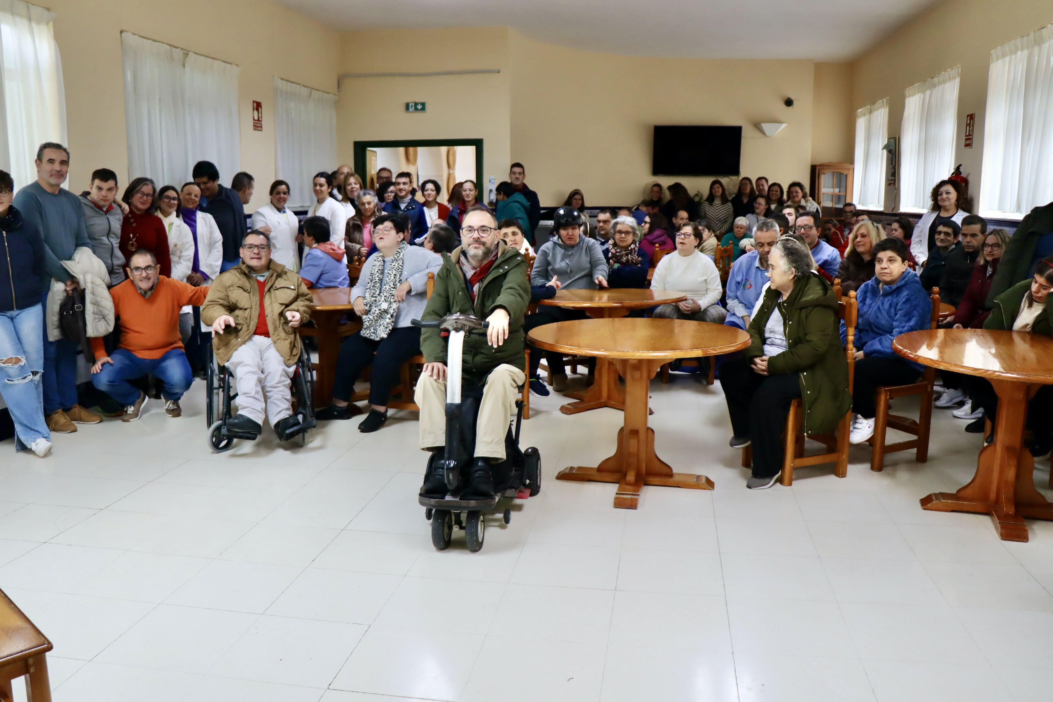 Autoridades, usuarios y técnicos de los distintos colectivos del Foro Local de la Discapacidad en la foto final del acto